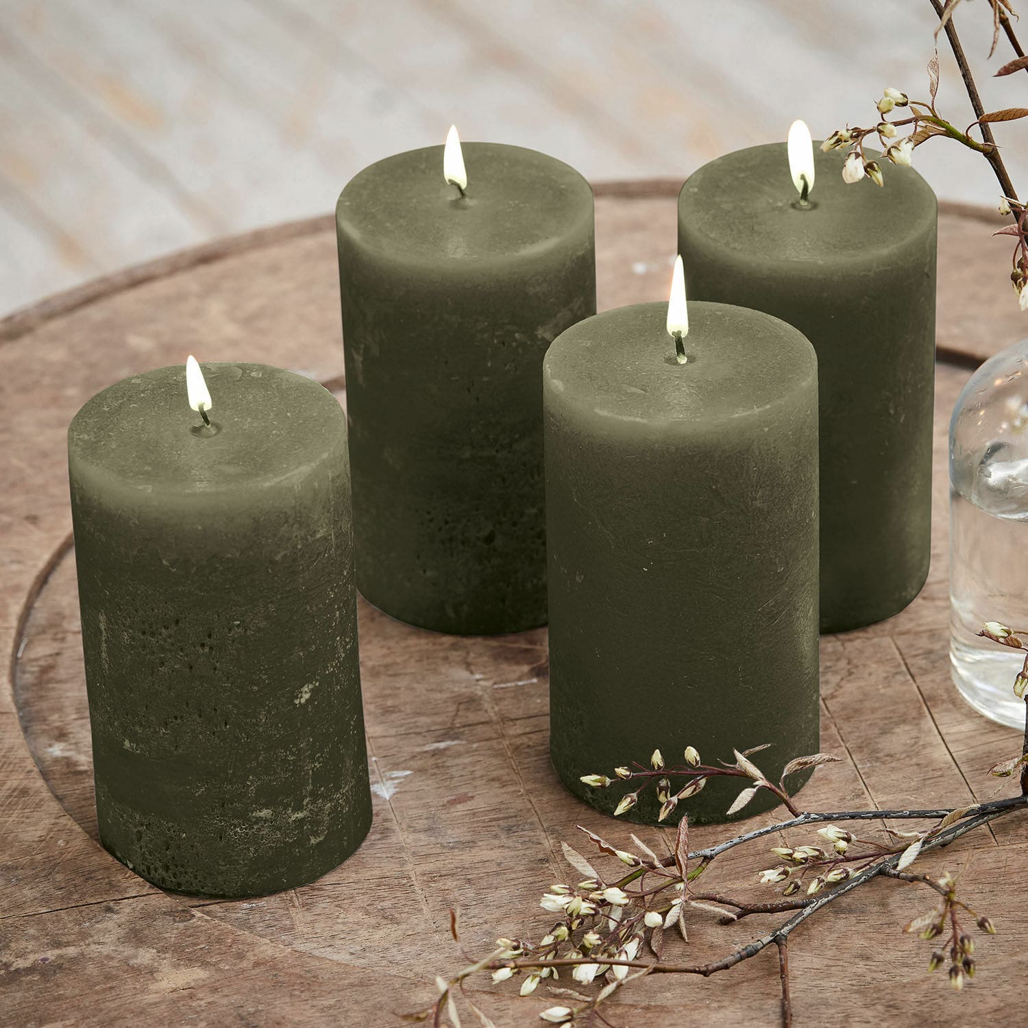 Kaars set van 4 Braga Set van vier groene waskaarsen op een houten tafel met bloemendecoratie
