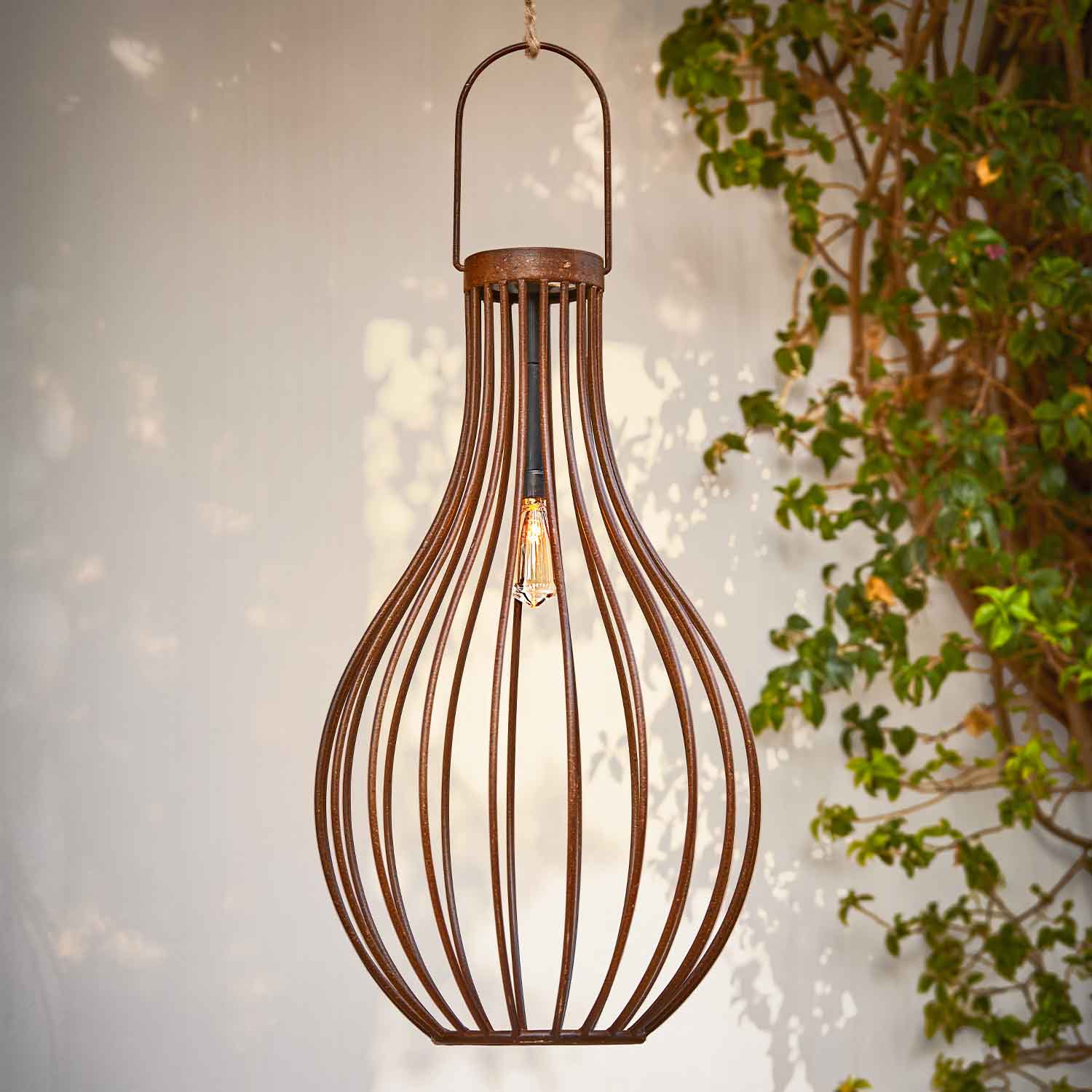 Hanglamp van metaal in peer-vorm met roestkleurige afwerking en zichtbare gloeilamp, decoratieve tuinlamp