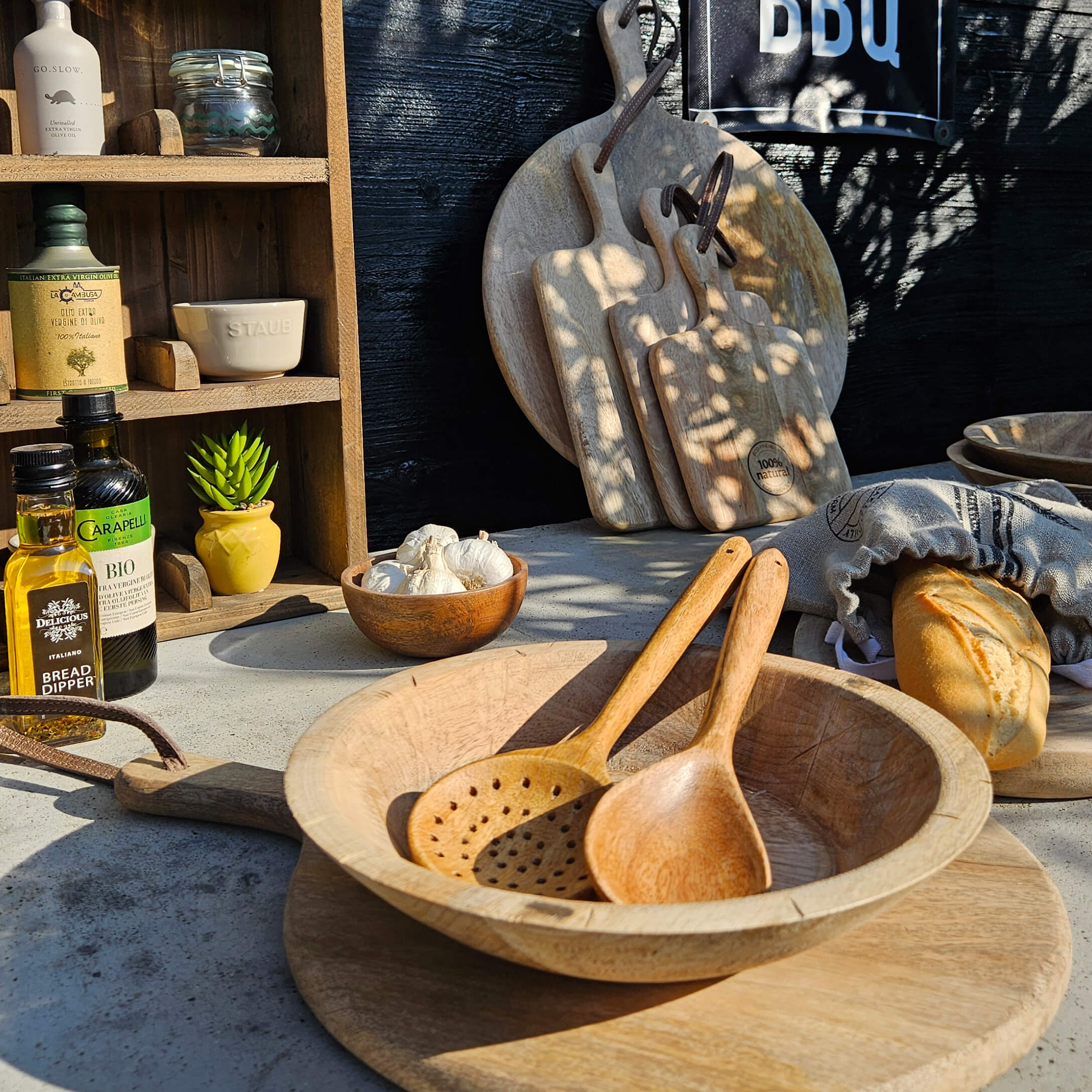 Set houten snijplanken en lepels op tafel met brood en olijfolie