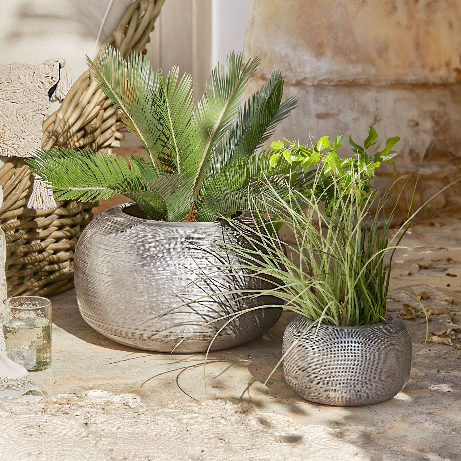 Sierpot set van 2 Aurnis Twee ronde zilverkleurige metalen plantenbakken met groene planten, natuurlijke tuindecoratie
