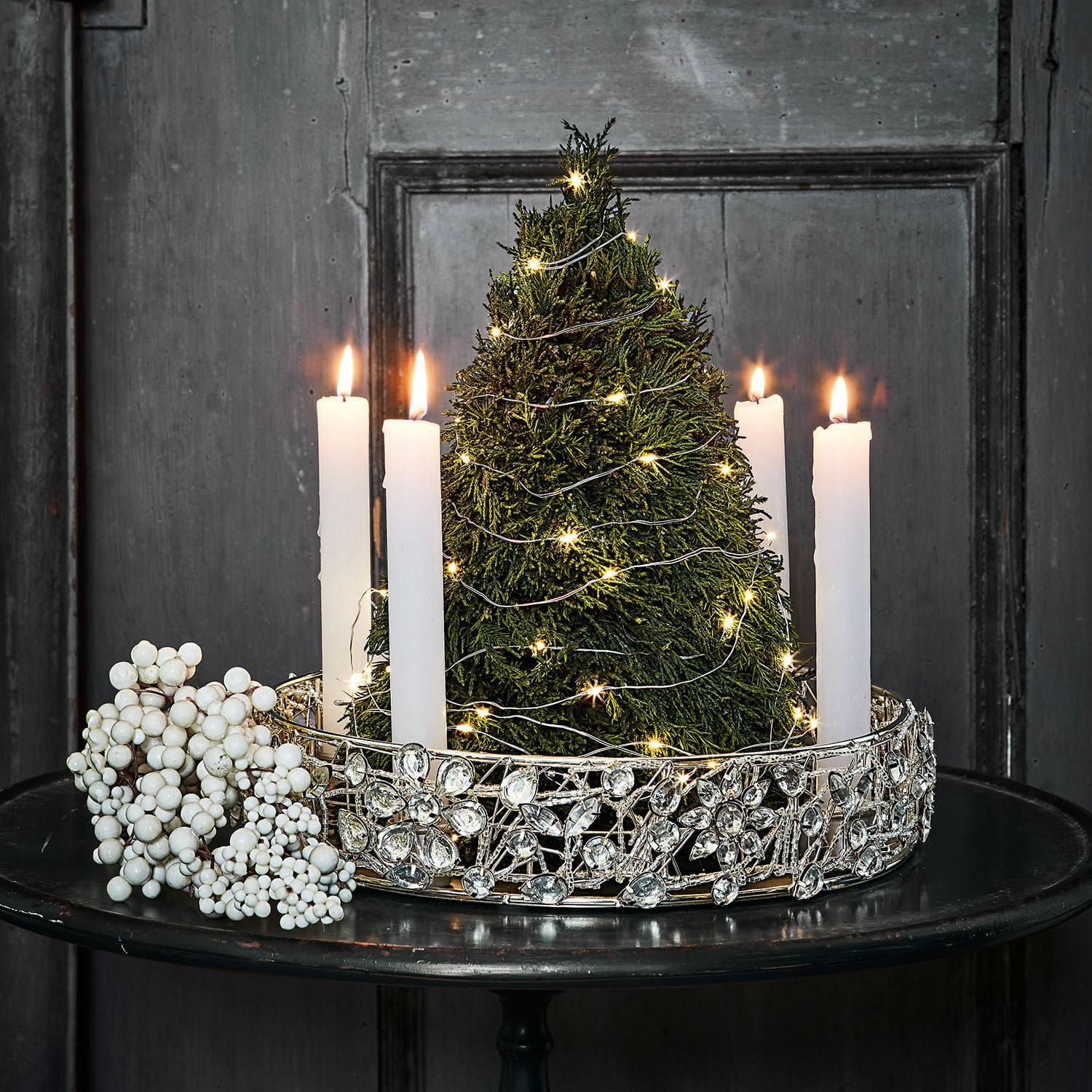 Sierboom Moran Decoratieve kandelaar met witte kaarsen en groene kerstboom met LED-lichtjes op zwarte tafel