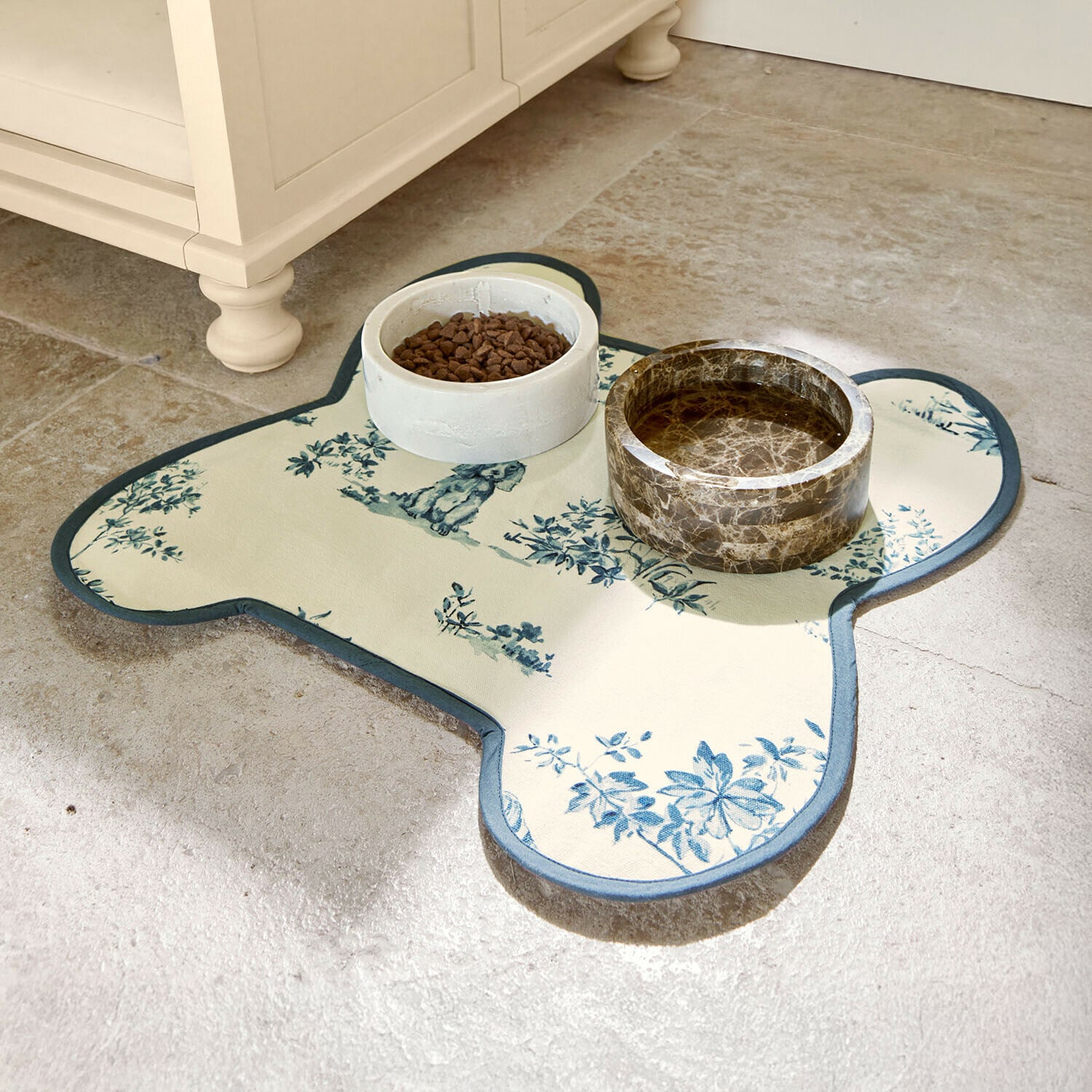 Onderlegger voor voerbakjes Ymélorine Voedermat met blauw bloemenpatroon op crèmekleurige achtergrond en keramische voerbakken voor huisdieren