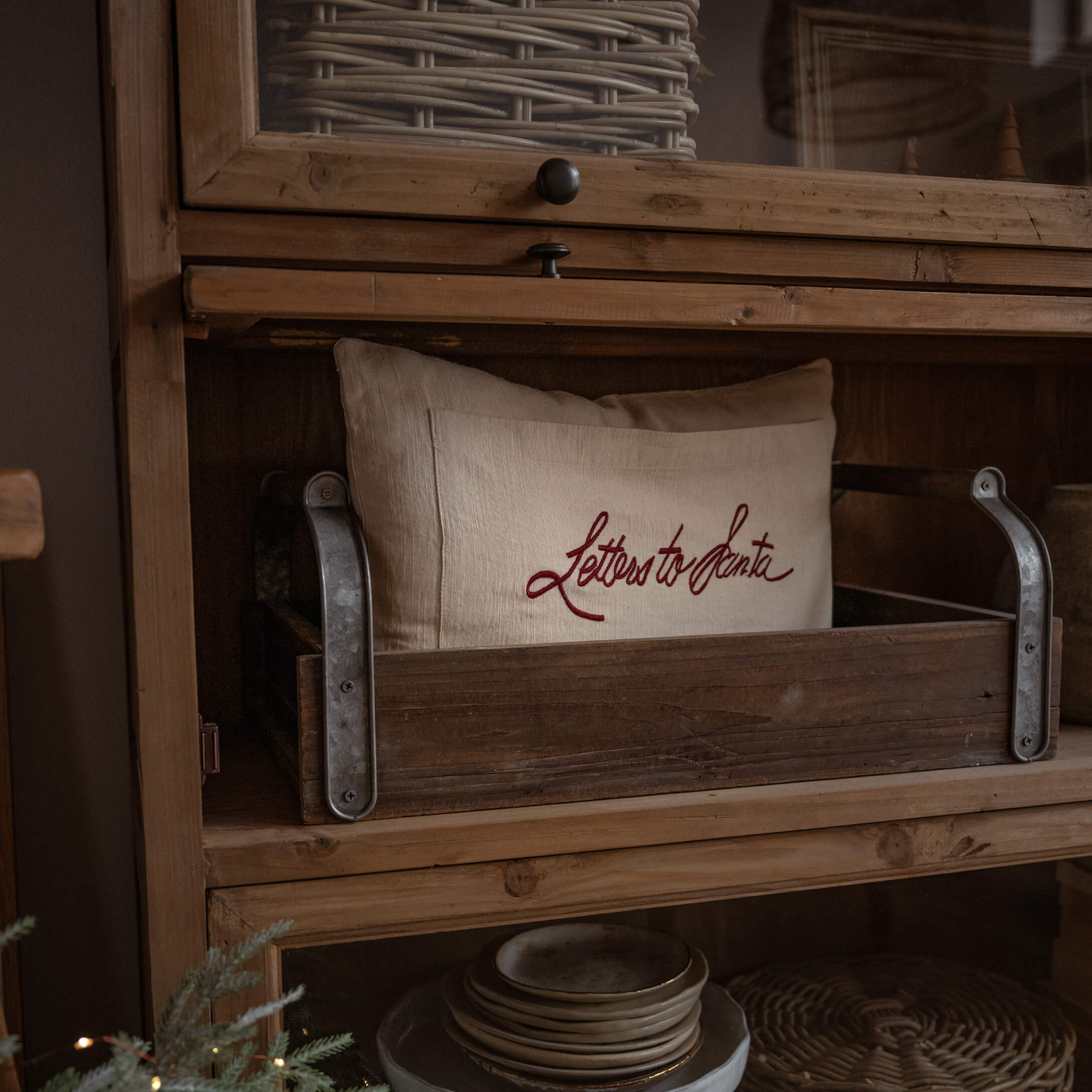 Beige linnen kussen met rode tekst Letters to Santa in houten bak op plank
