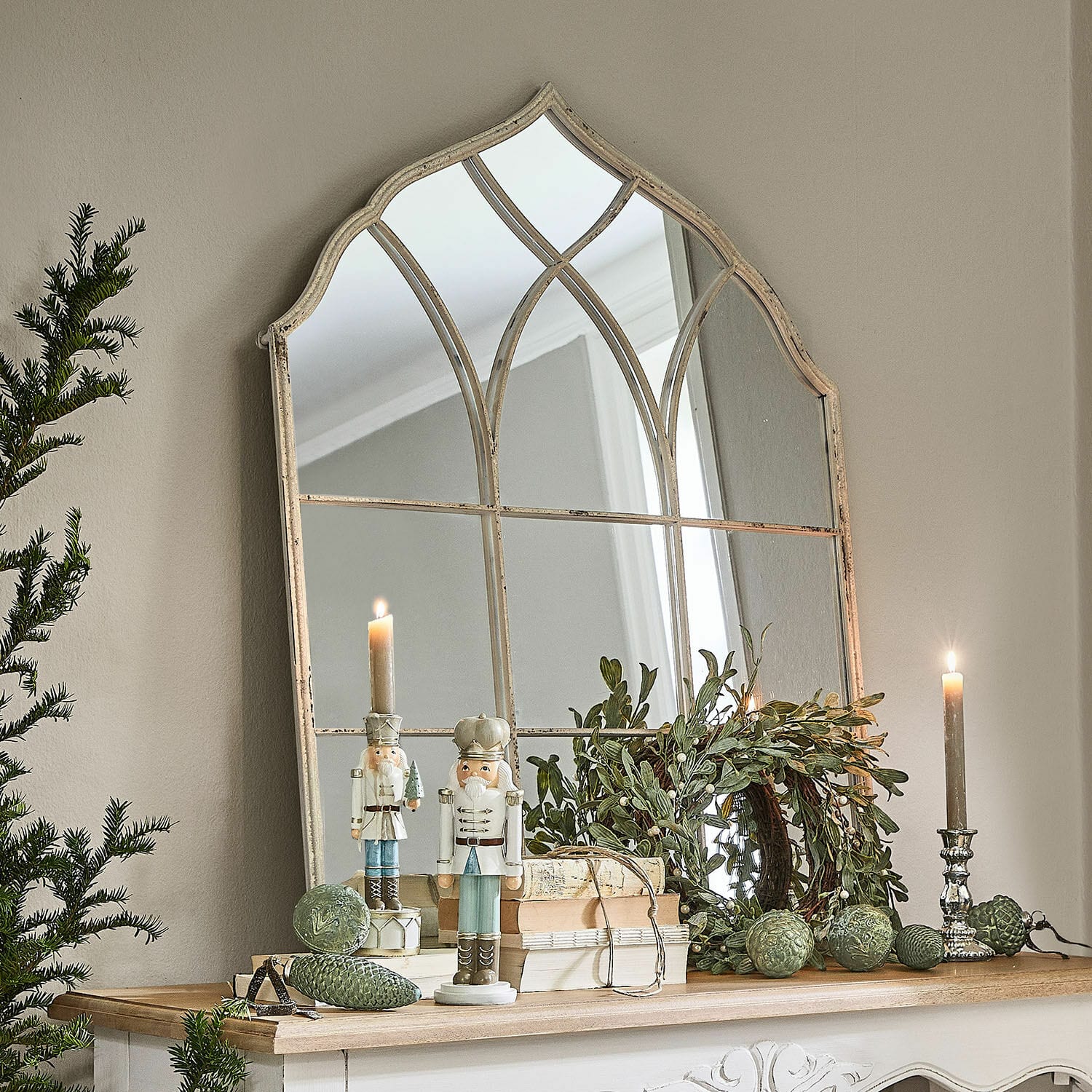 Spiegel Jean-Pierre Decoratieve spiegel met verouderde vintage lijst op dressoir met kerstdecoratie en kaarsen