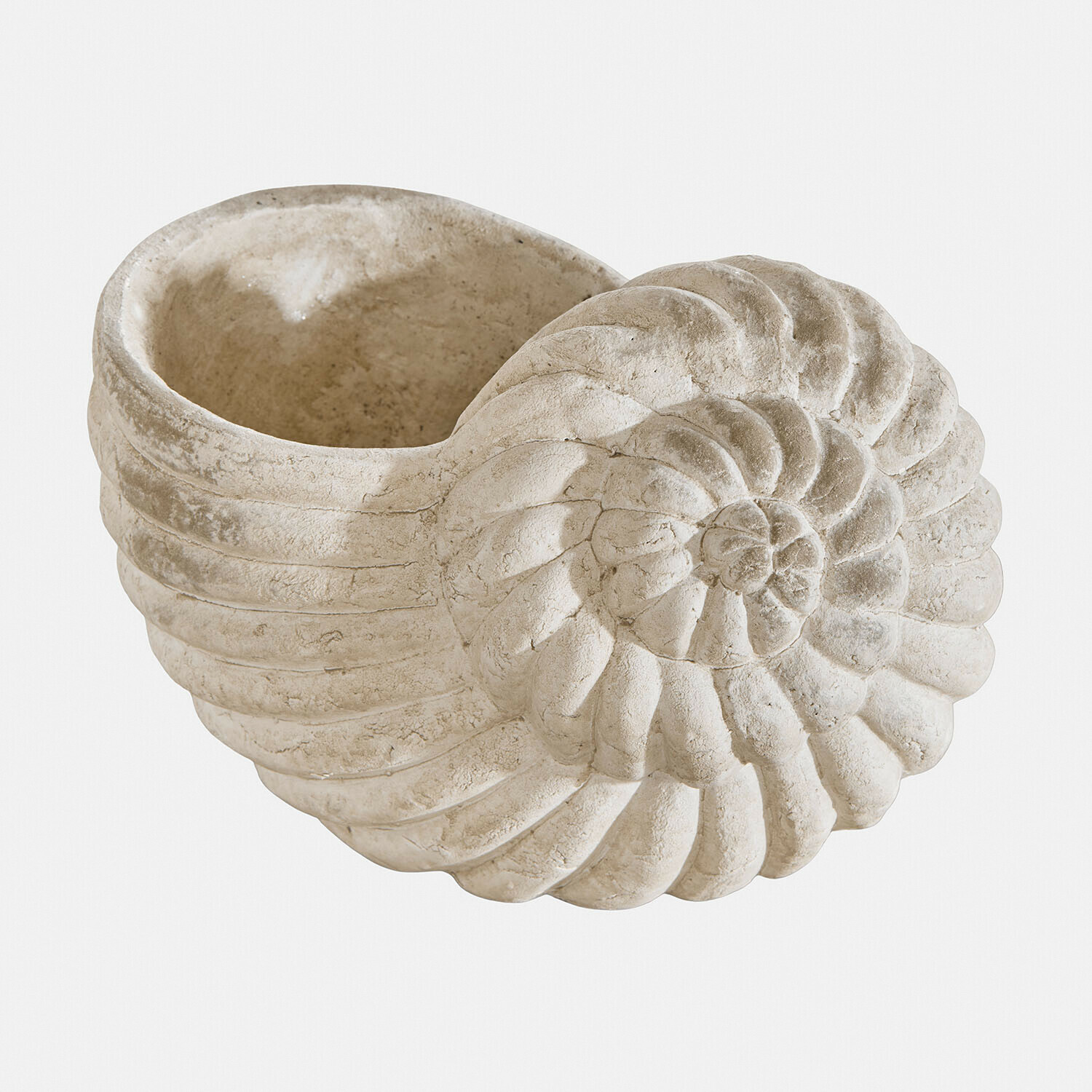 Decoratieve bloempot van lichte steen in schelpvorm met spiraalstructuur, interieurdecoratie