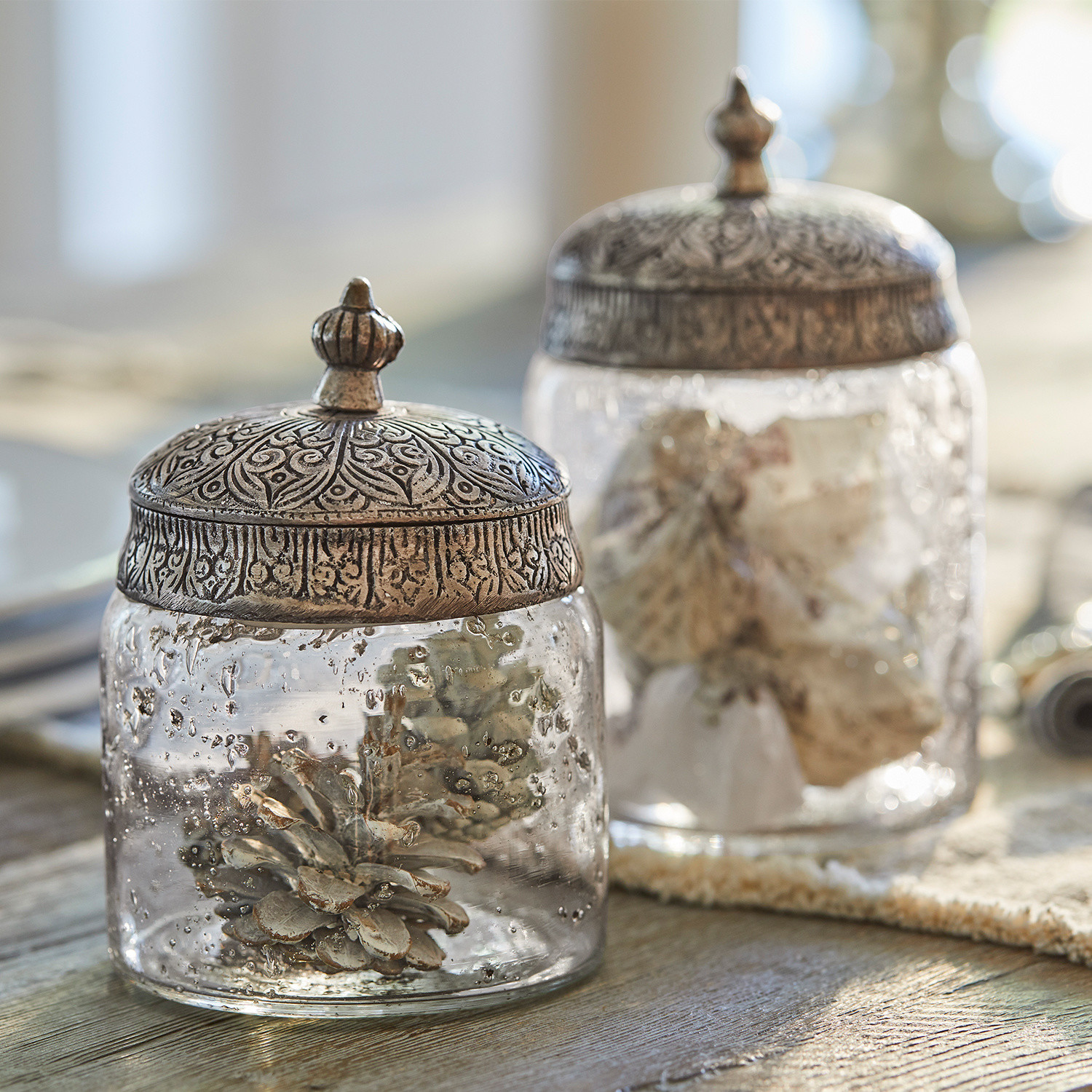 Glazen pot set van 2 Laurnena Glazen pot met versierde metalen deksel en dennenappel binnenin, tafeldecoratie