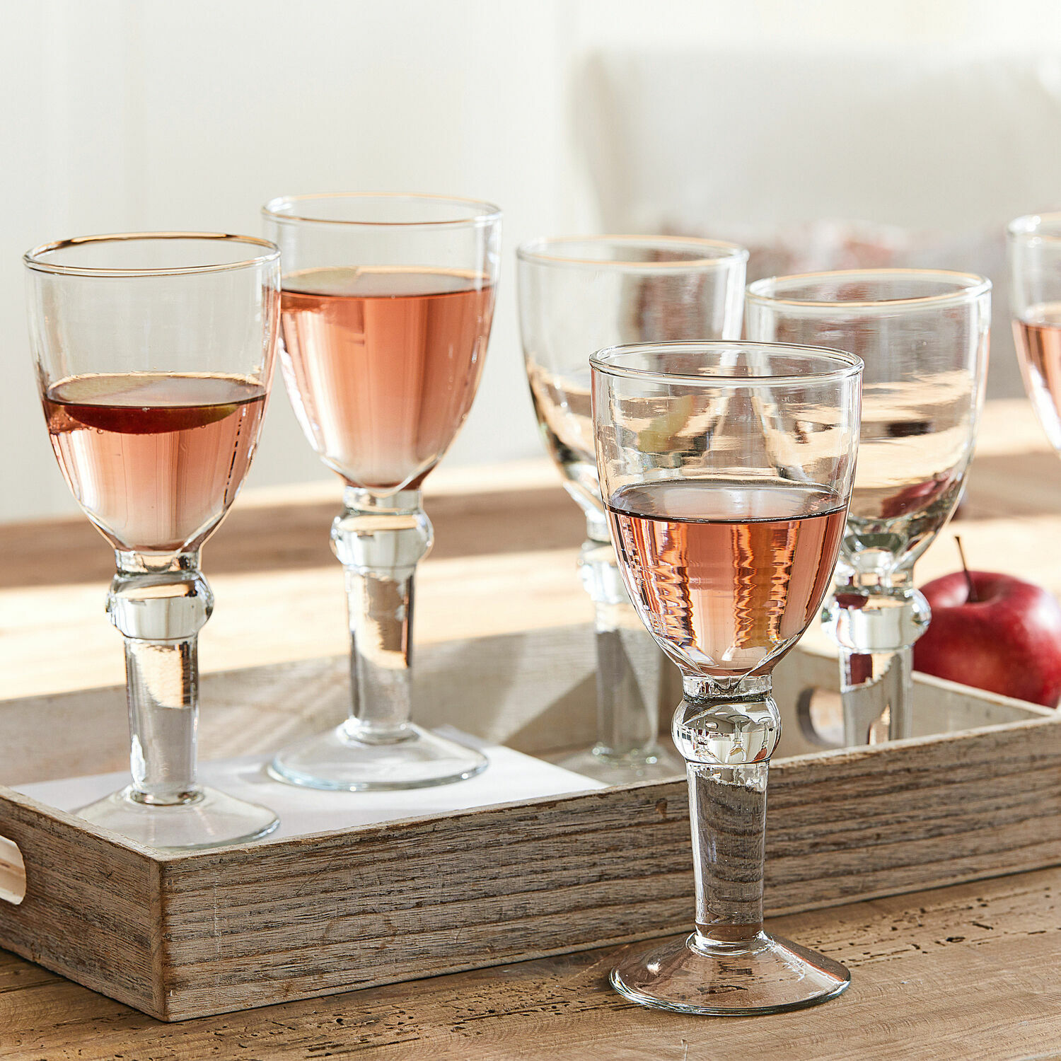 Wijnglas set van 6 Devon Set transparante glazen met rosé drank op houten dienblad, wijnglazen