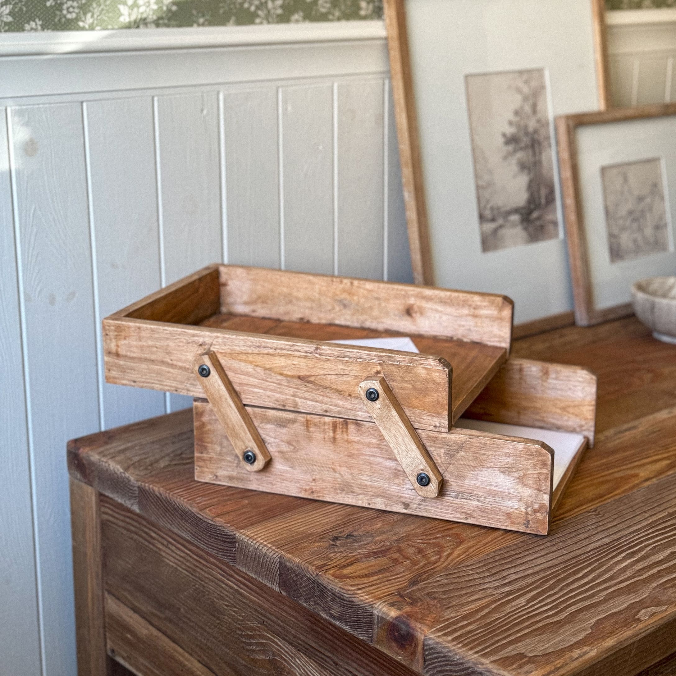 Houten doos van natuurlijk hout voor bureau, rustieke organizer voor praktische opslag