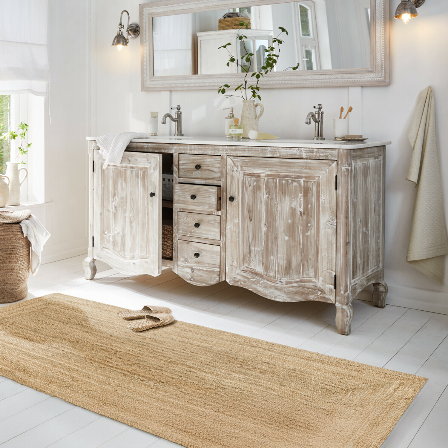 Rustieke badkamerkast van witgewassen hout met dubbele wastafel en grote spiegel