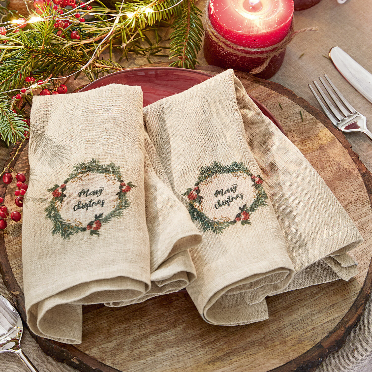 Servet set van 2 Halofay Beige linnen servetten met kerstkrans en tekst Merry Christmas op houten ondergrond