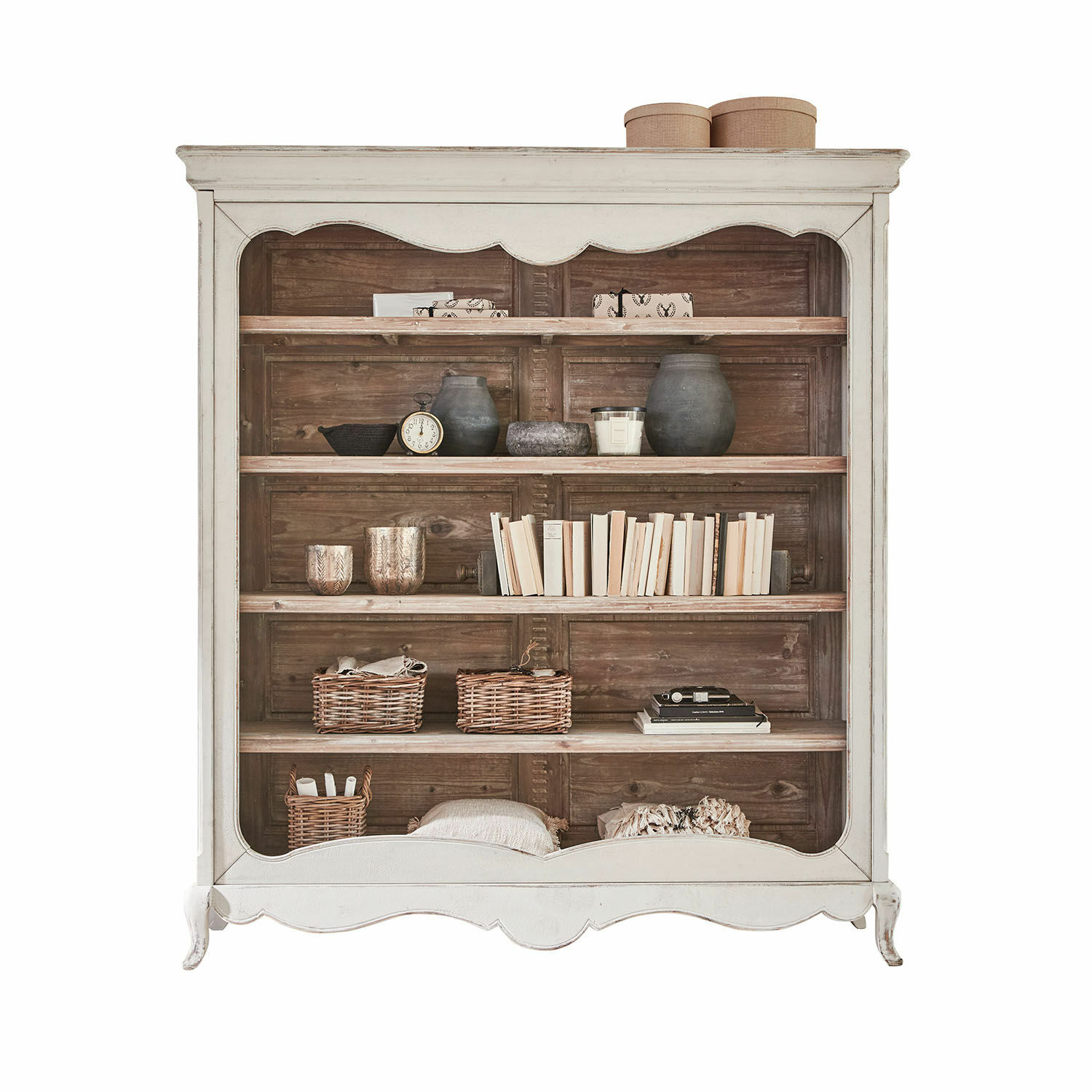 Open kast Langworth Witte houten vitrinekast in vintage stijl met planken vol boeken en woondecoratie