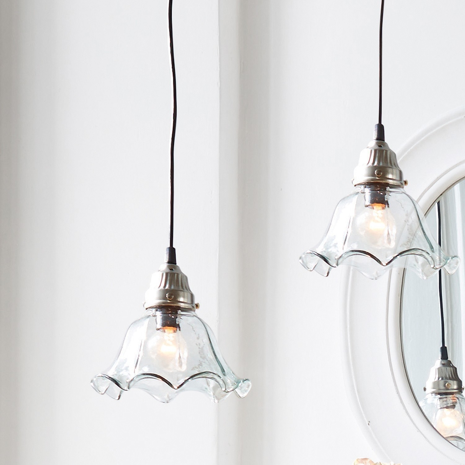 Hanglamp Noelle Glazen hanglamp met golvende kap en metalen fitting in lichte ruimte