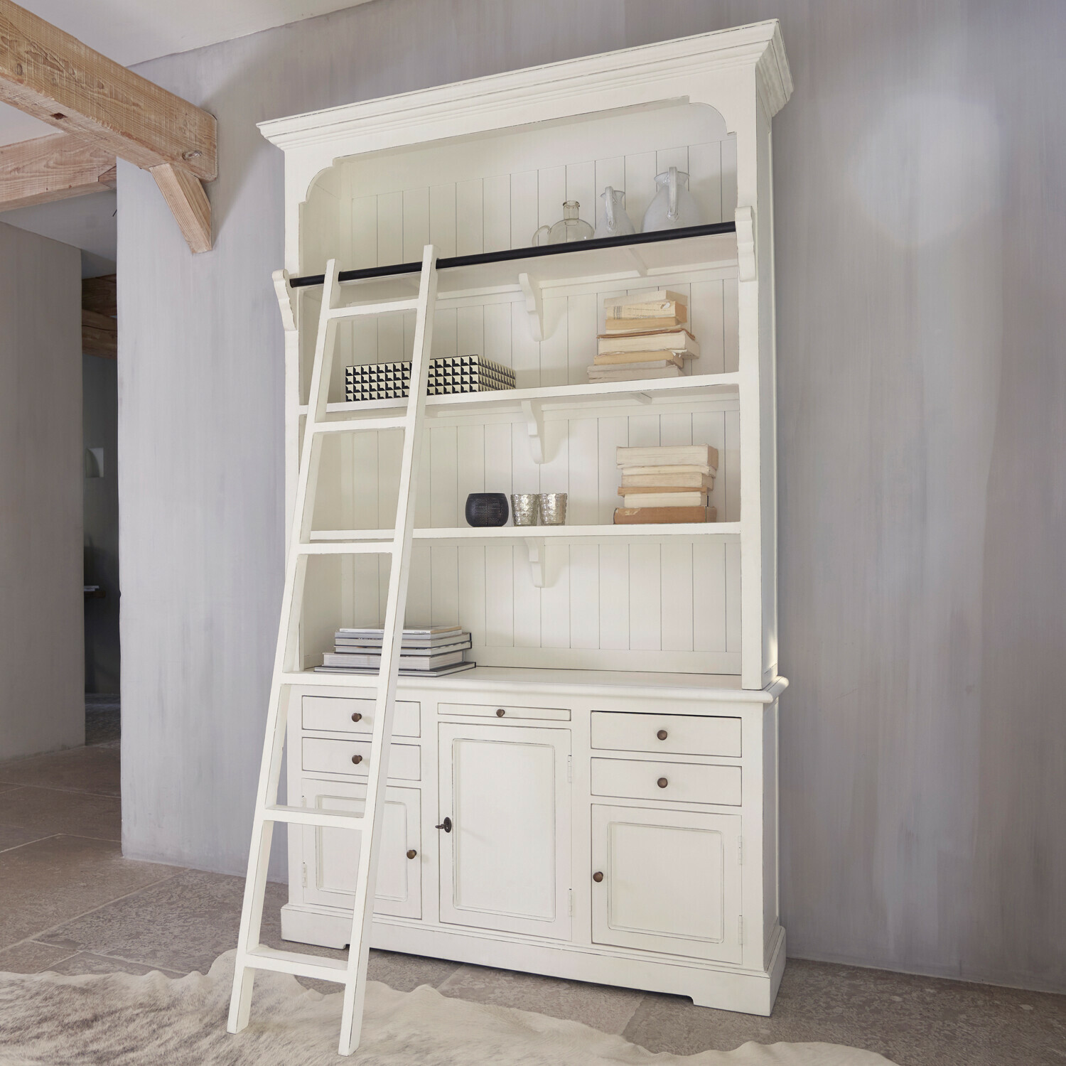 Kast Monts Witte houten boekenkast met ladder en planken, stijlvolle meubel voor woonkamer of kantoor