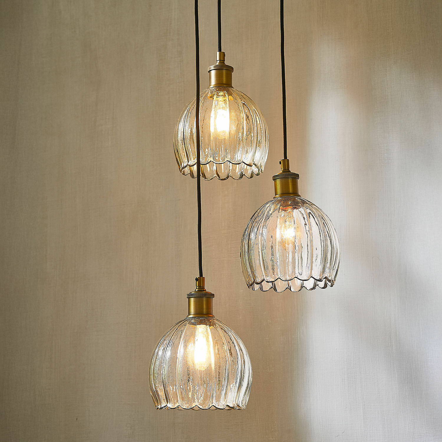 Hanglamp Rilenov Set van drie glazen hanglampen met messing details, decoratieve binnenverlichting
