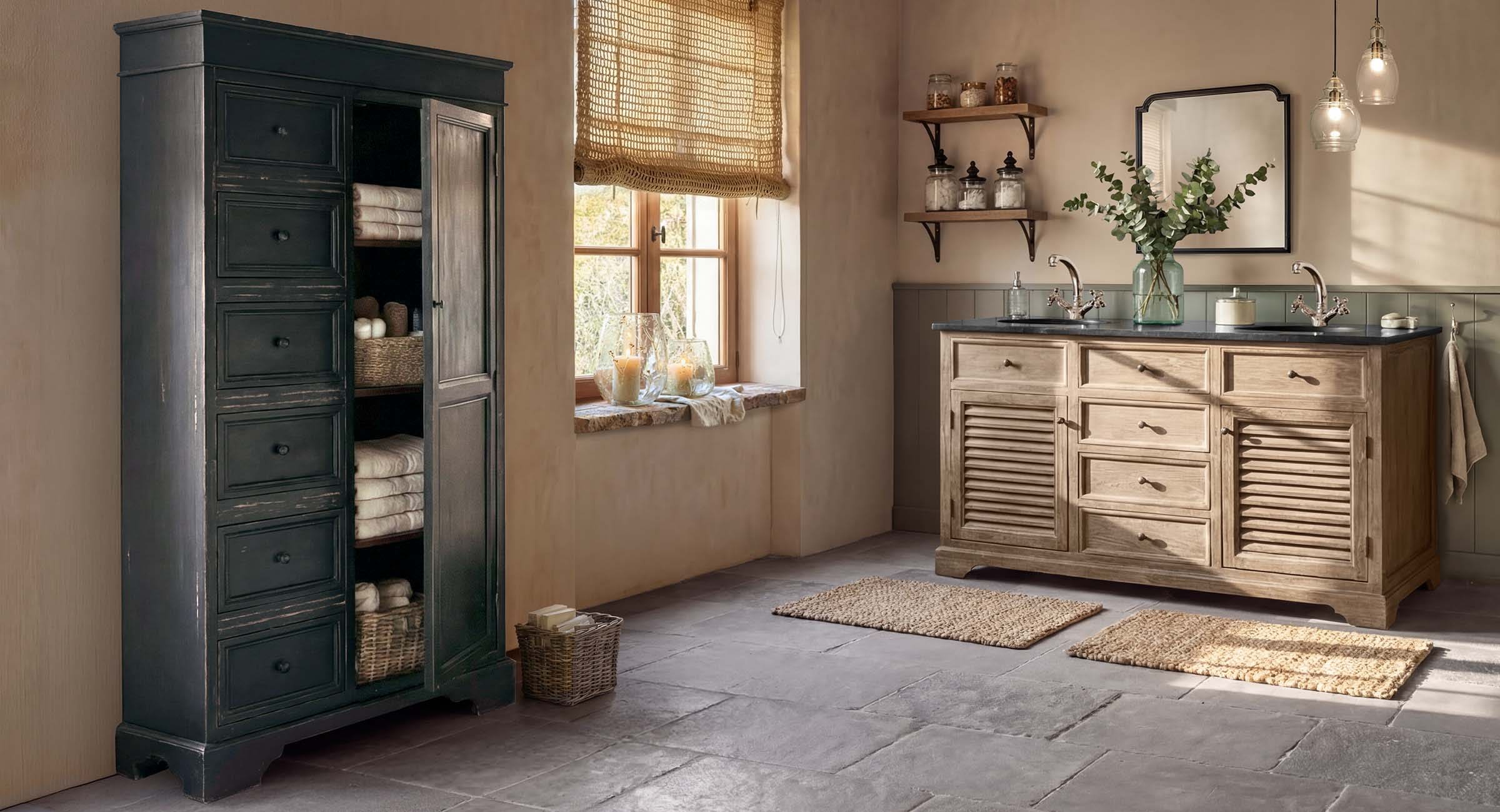 Rustieke badkamer met lichte houten kast en zwarte kast in natuurlijke beige en zwarte tinten
