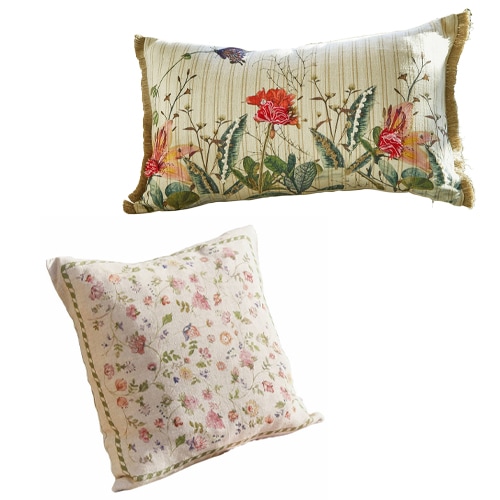 Set van twee decoratieve kussens met bloemenpatroon en natuurlijk materiaal, ideaal voor de woonkamer