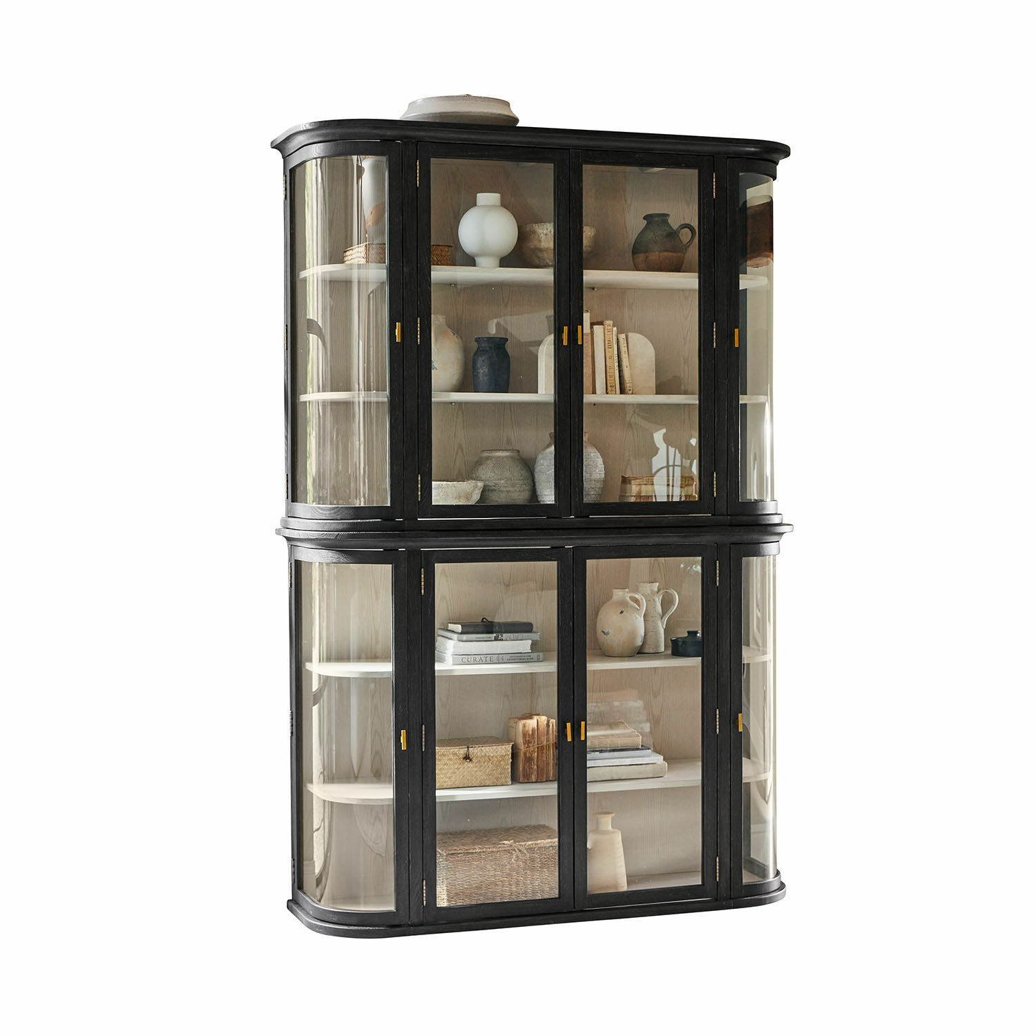 Zwarte houten vitrinekast met glazen deuren en planken voor decoraties en boeken