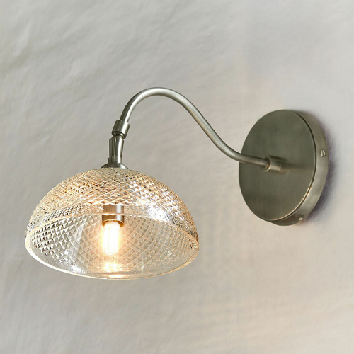 Metalen wandlamp met gebogen arm en diamantgeslepen glazen kap in zilverkleur