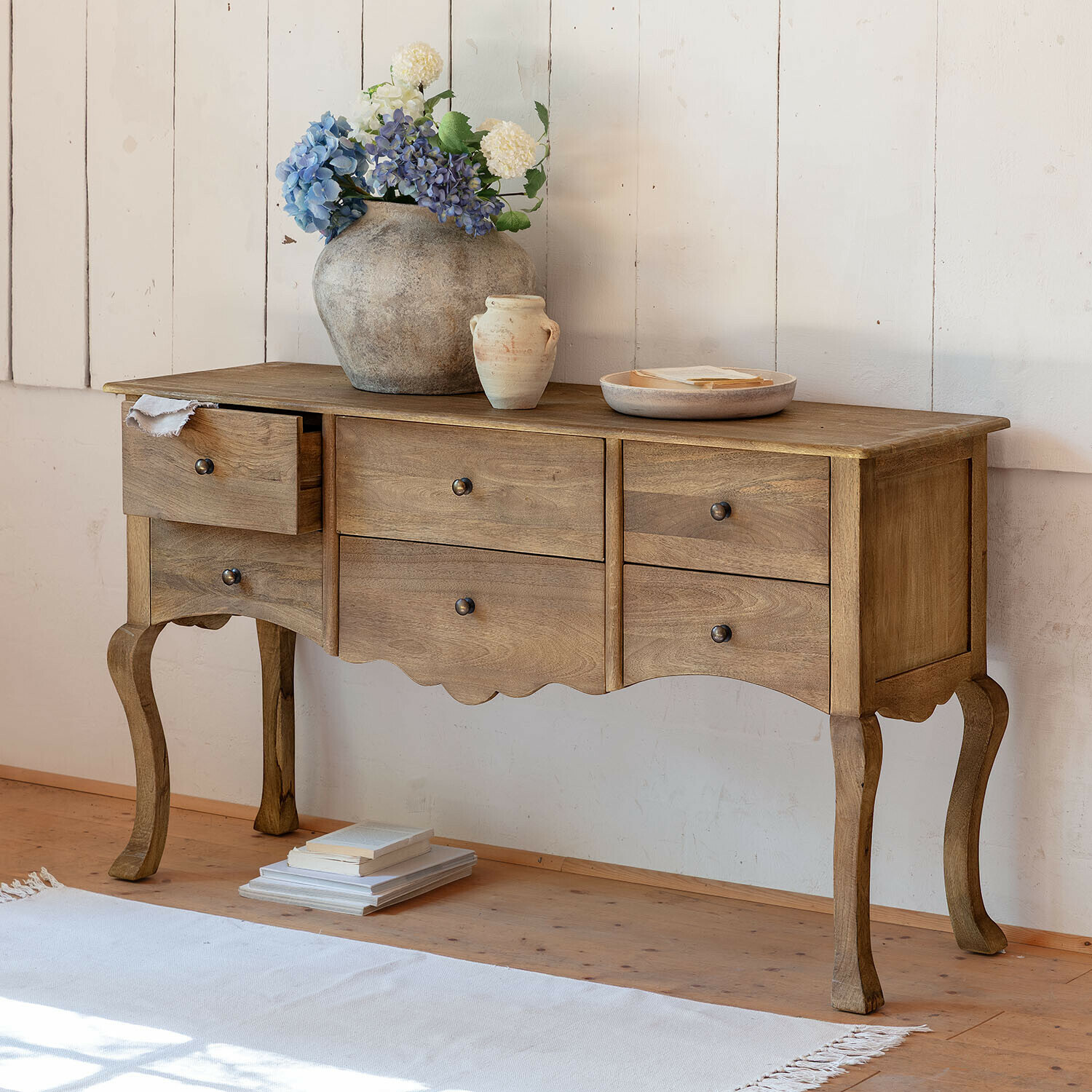 Houten sidetable met vier lades en sierlijke poten in natuurlijke houtkleur