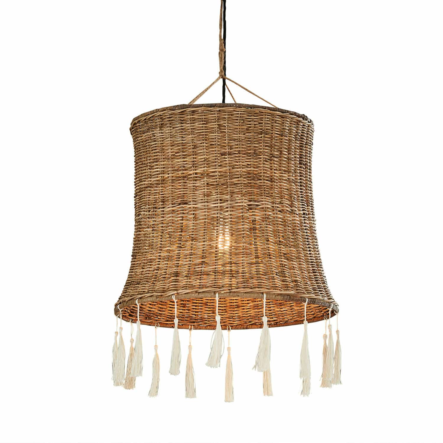 Hanglamp van natuurlijk riet met witte kwastjes, boho stijl voor woonkamer
