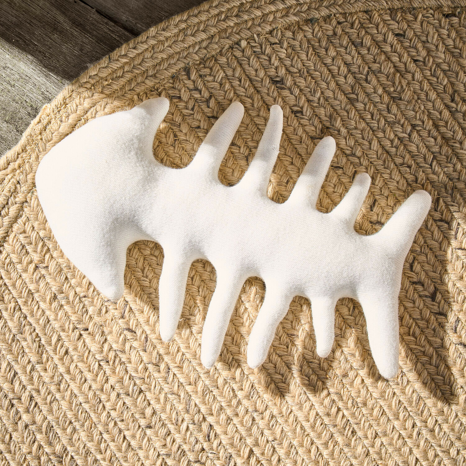 Hondenspeeltje Oceravia Witte visgraatdecoratie van stof op gevlochten jute vloerkleed