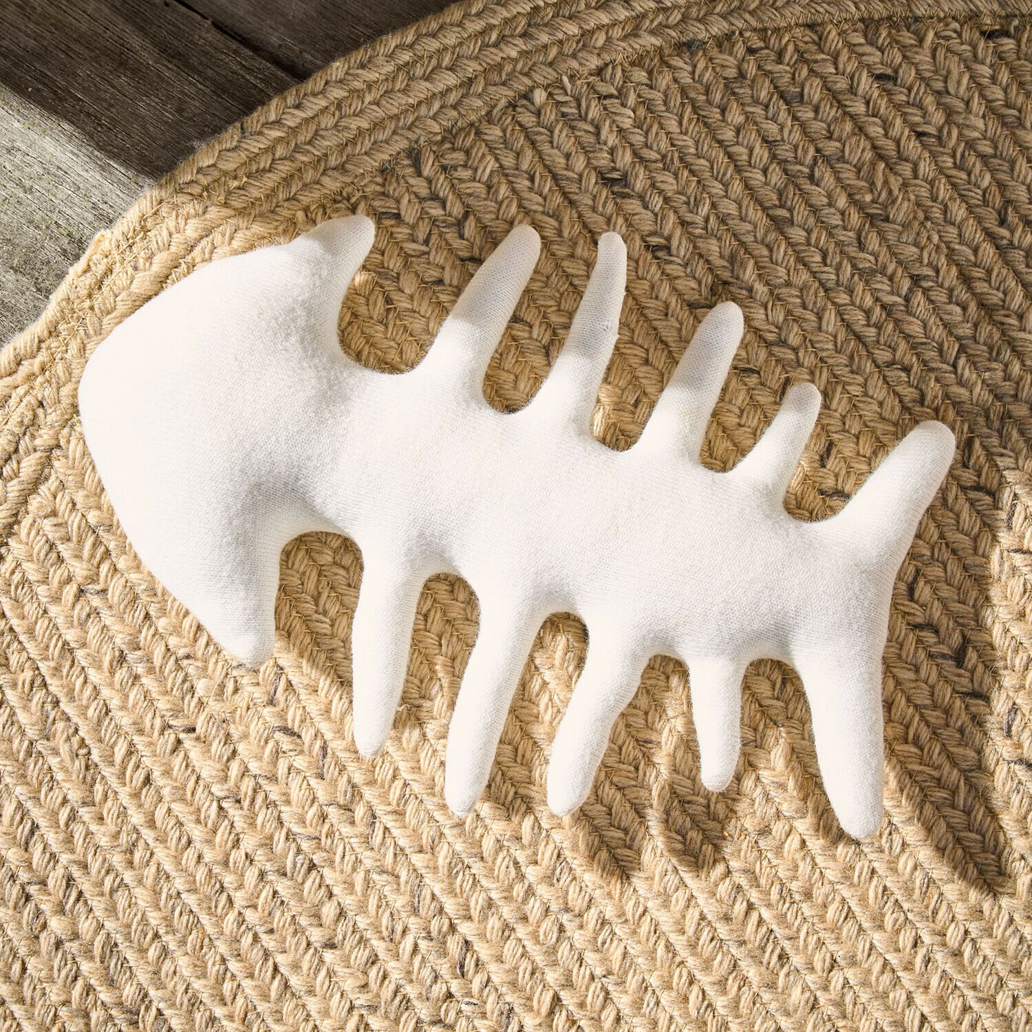 Hondenspeeltje Oceravia Witte visgraatdecoratie van stof op gevlochten jute vloerkleed