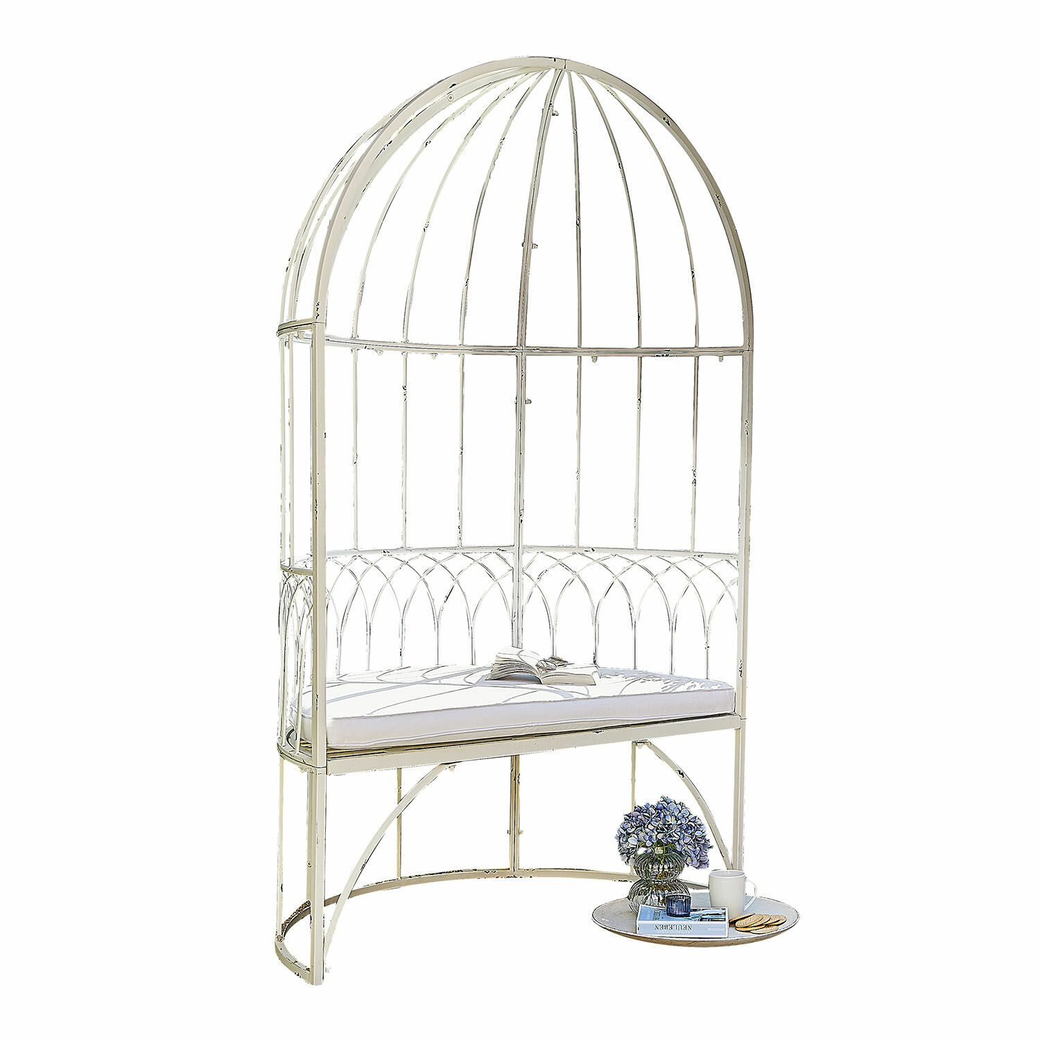 Witte metalen bank met kussen en vintage koepel voor tuin of terras