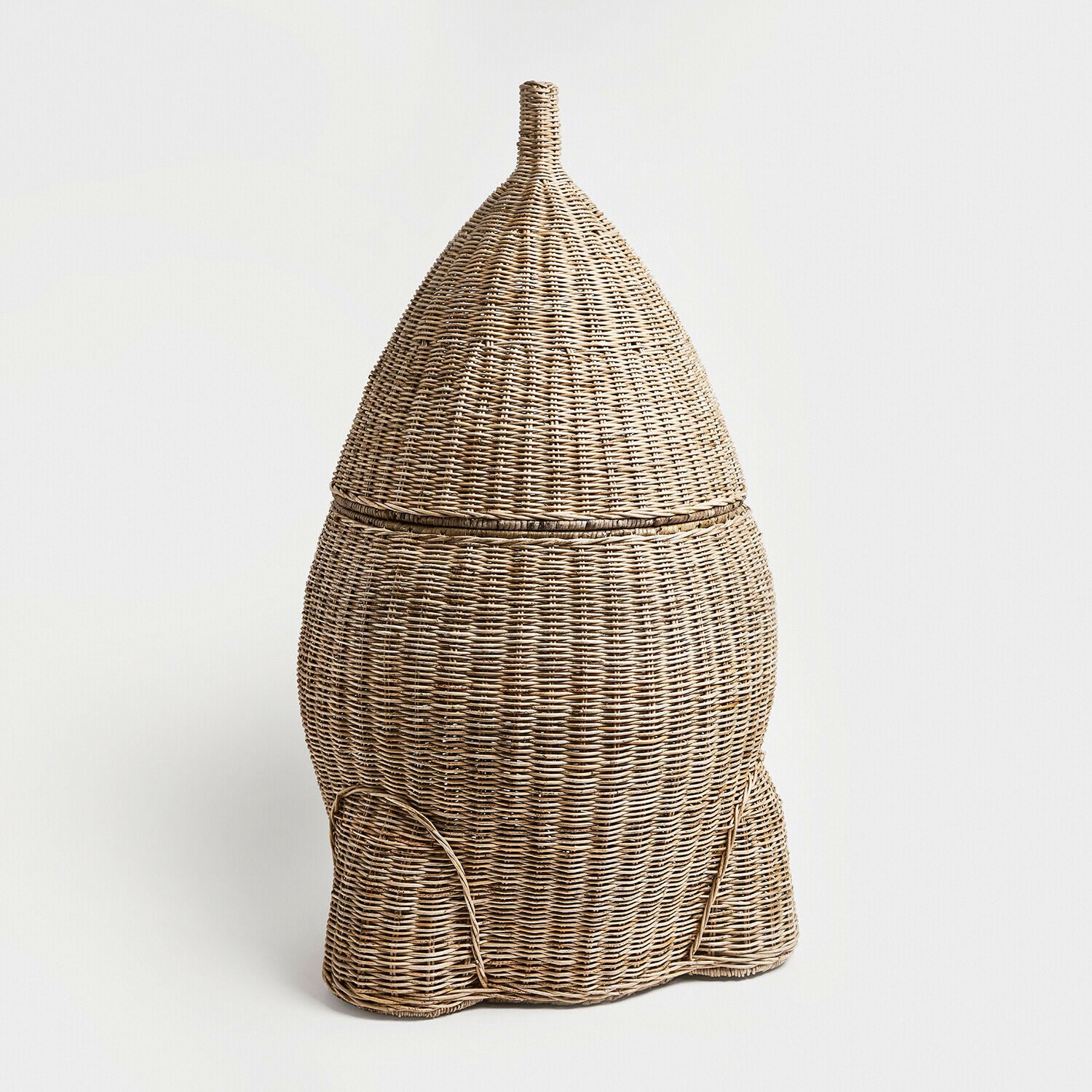 Rieten mand in raketvorm in natuurlijke kleur voor opberging en decoratie