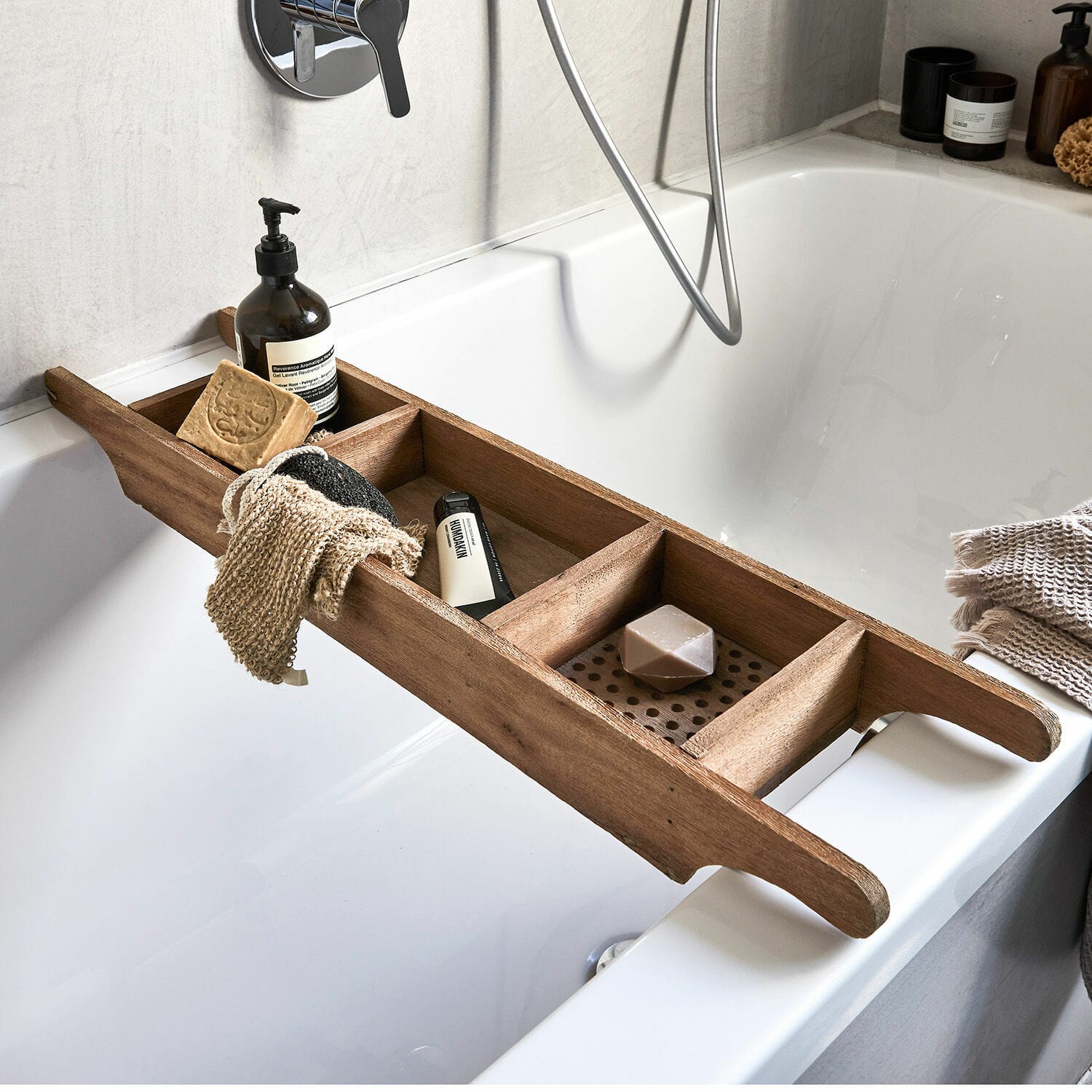 Houten badplank van natuurlijk hout met zeep, washandje en badproducten voor praktische opslag