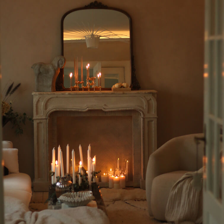 Haardschouw met kaarslicht