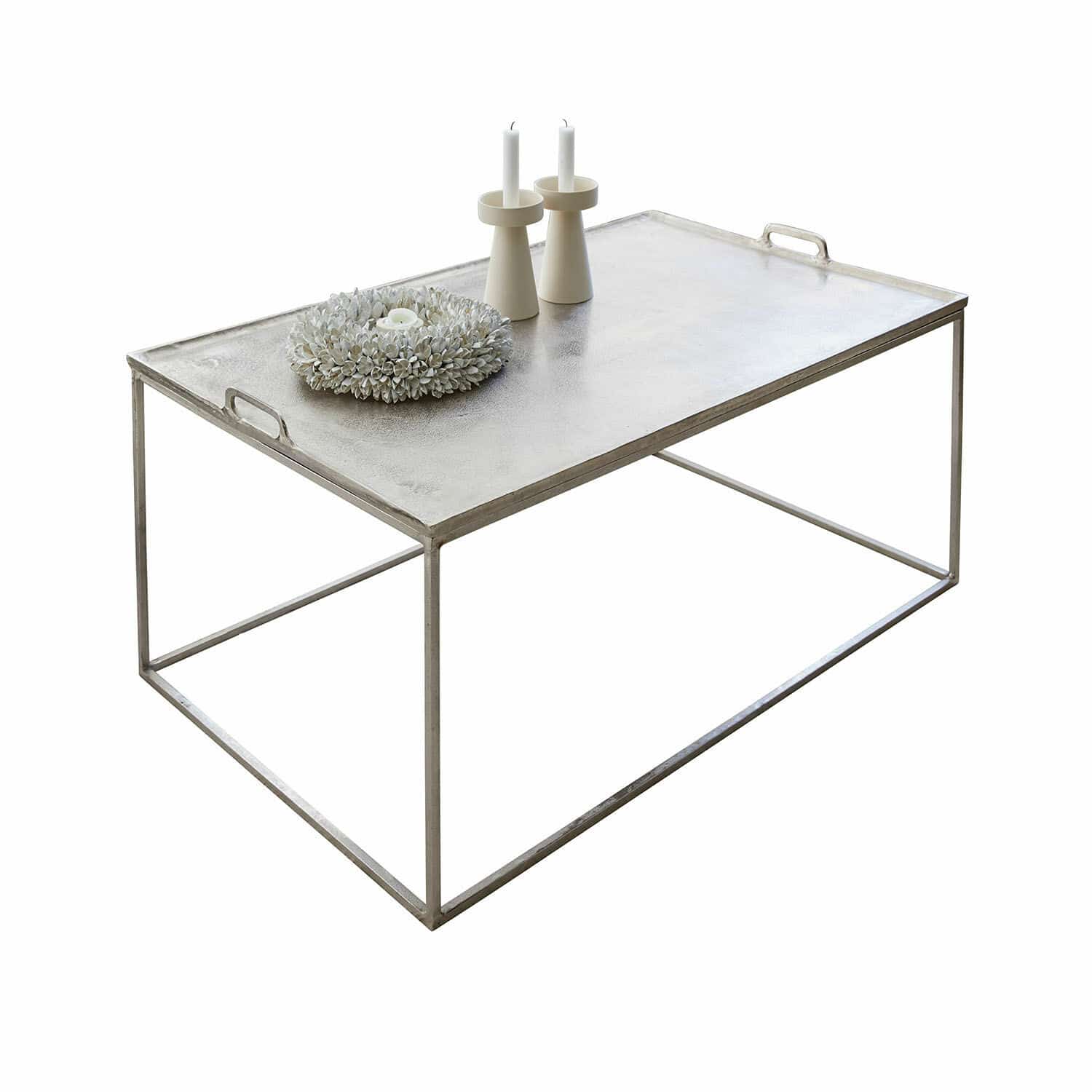 Salontafel met zilverkleurig metalen frame en witte decoratieve kandelaars erop