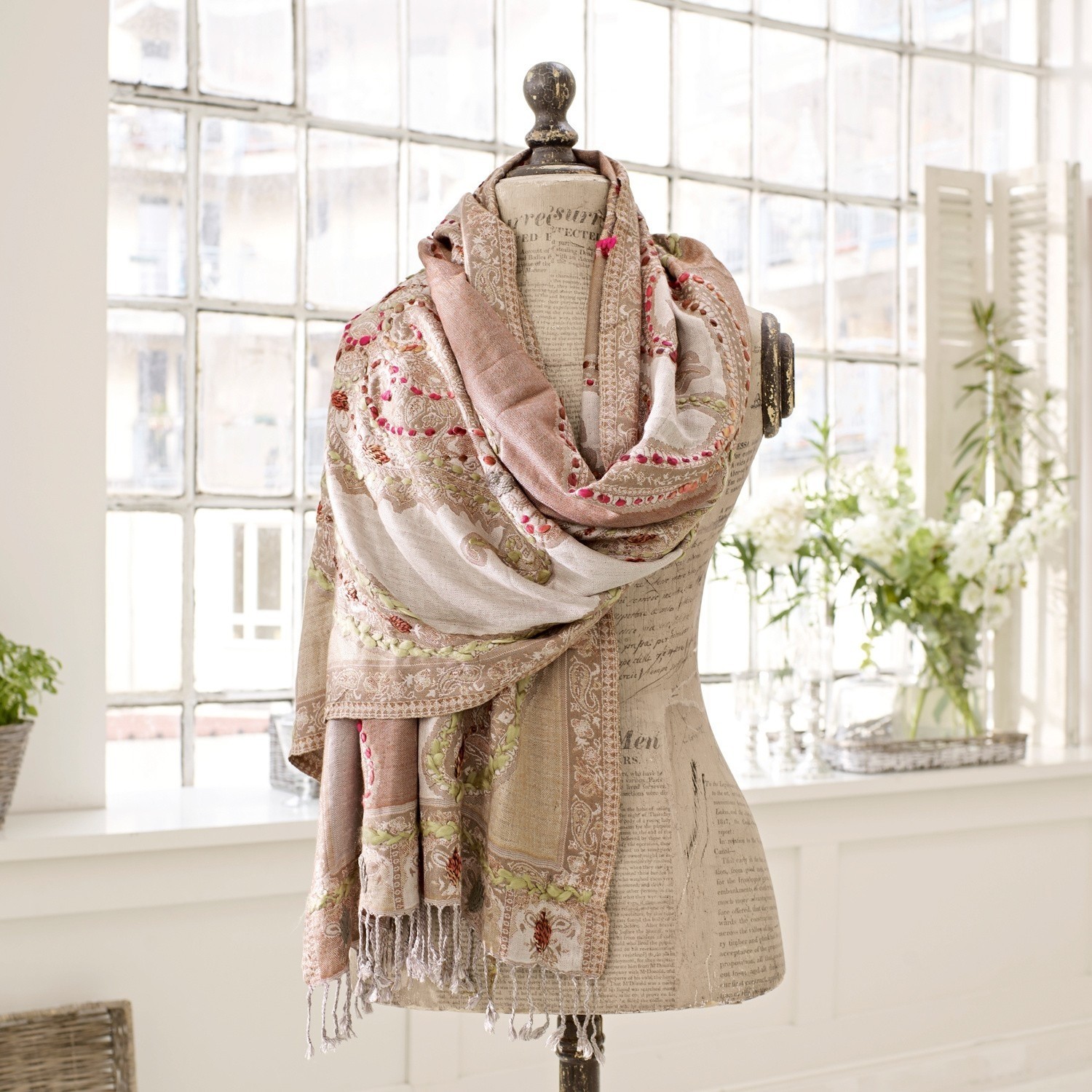 Sjaal Linou Fijne geborduurde sjaal in pastelroze en beige tinten, zachte stof, decoratief modeaccessoire