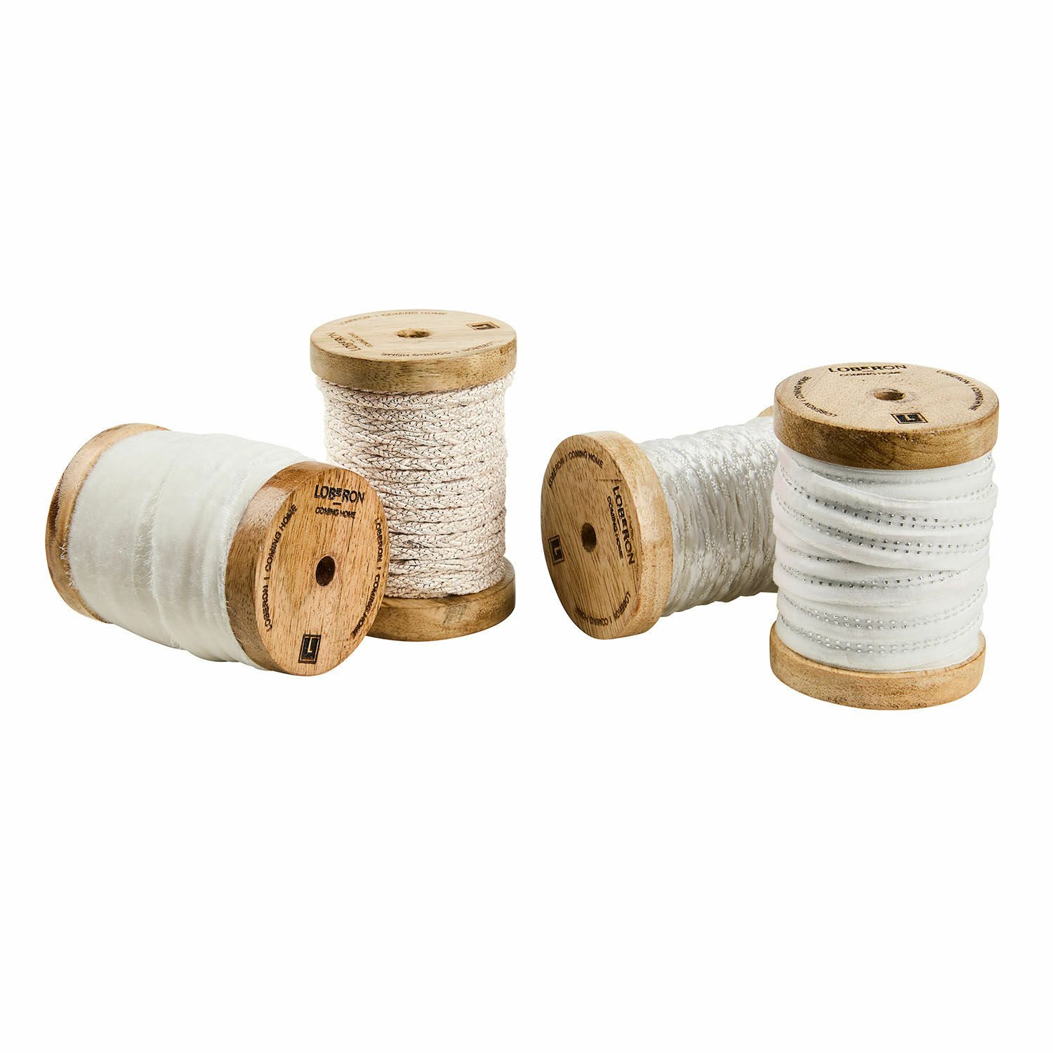 Lint set van 4 Arceno Set van vier houten spoelen met witte en crèmekleurige decoratieve linten voor handwerk