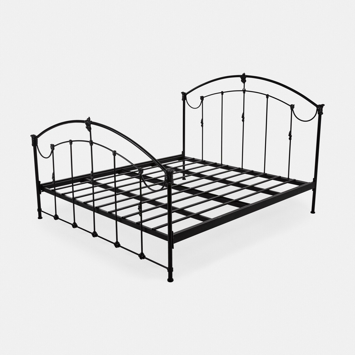 Zwart metalen bed met decoratieve details en frame zonder matras