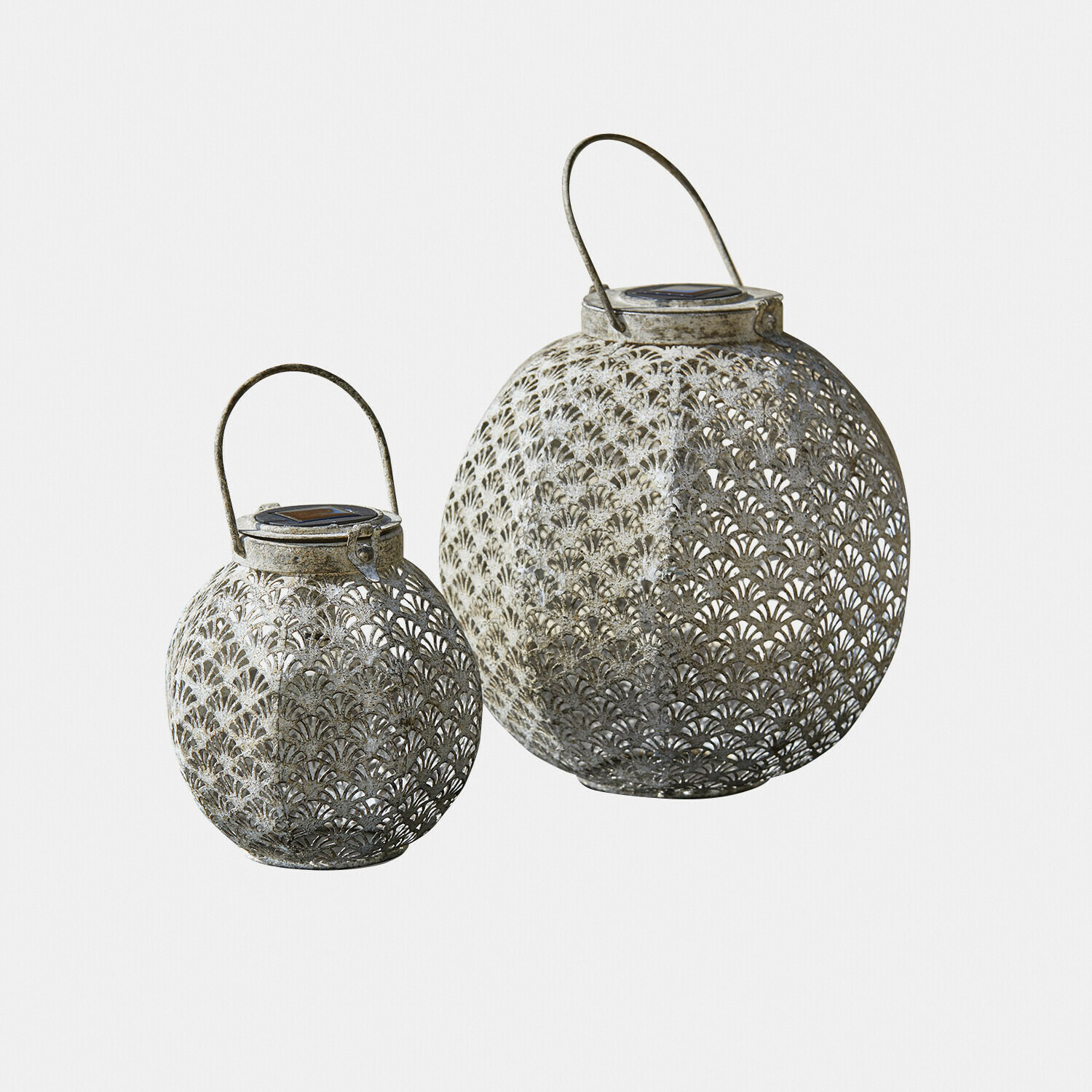 Lantaarn op zonne-energie set van 2 Omirah Twee grijze metalen lantaarns met opengewerkt patroon en handvatten, decoratieve tuinverlichting