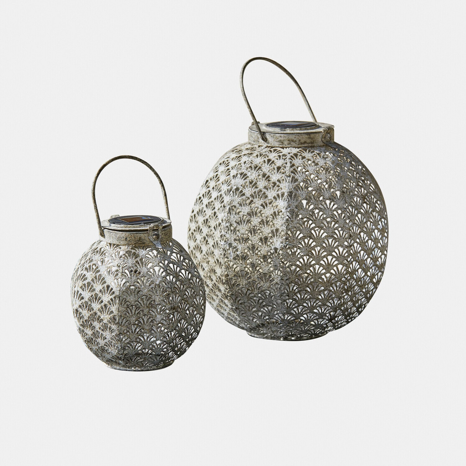 Lantaarn op zonne-energie set van 2 Omirah Twee grijze metalen lantaarns met opengewerkt patroon en handvatten, decoratieve tuinverlichting