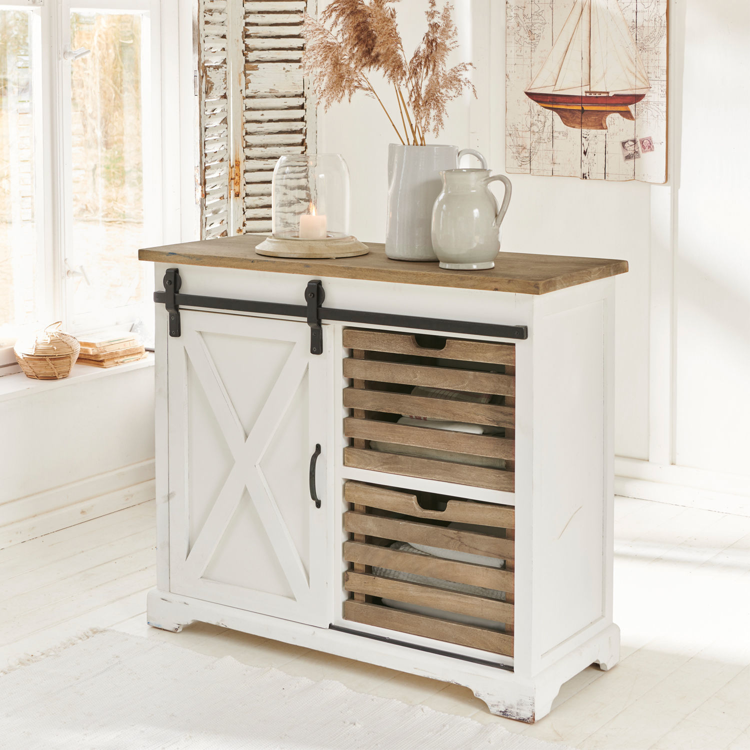 Witte houten dressoir met natuurlijk houten blad en rustieke lades voor lichte woonkamer