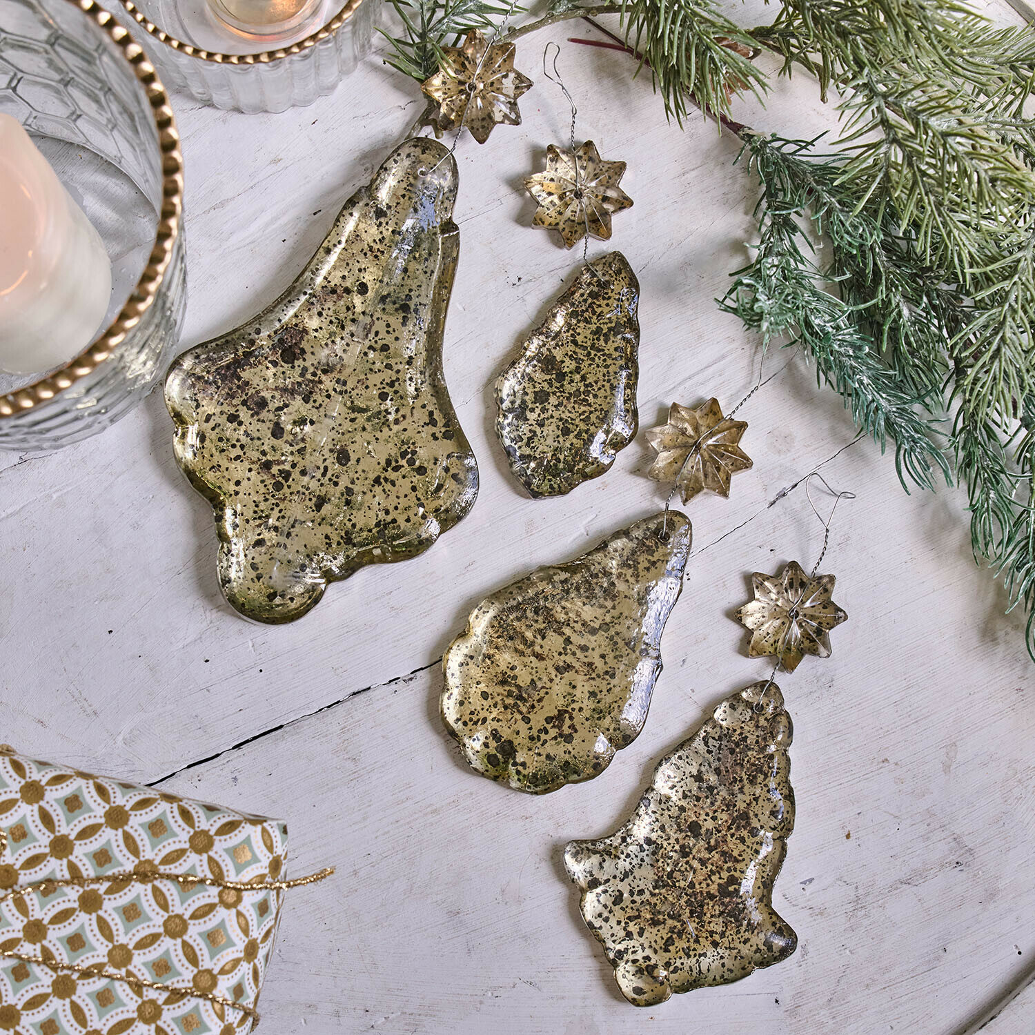 Kerstversiering set van 4 Dolenza Set gouden metalen kerstversieringen in de vorm van bellen en sterren op witte achtergrond