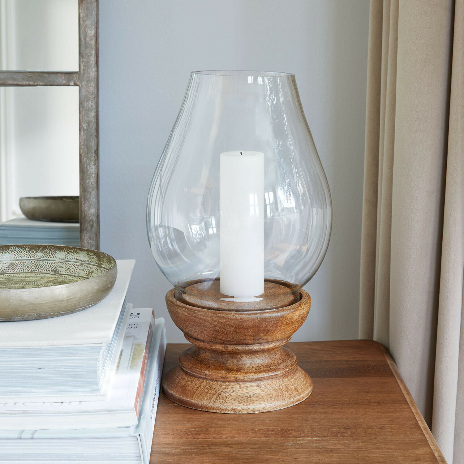 Lantaarn met glazen kap en houten voet in natuurlijke kleur voor decoratieve kaars