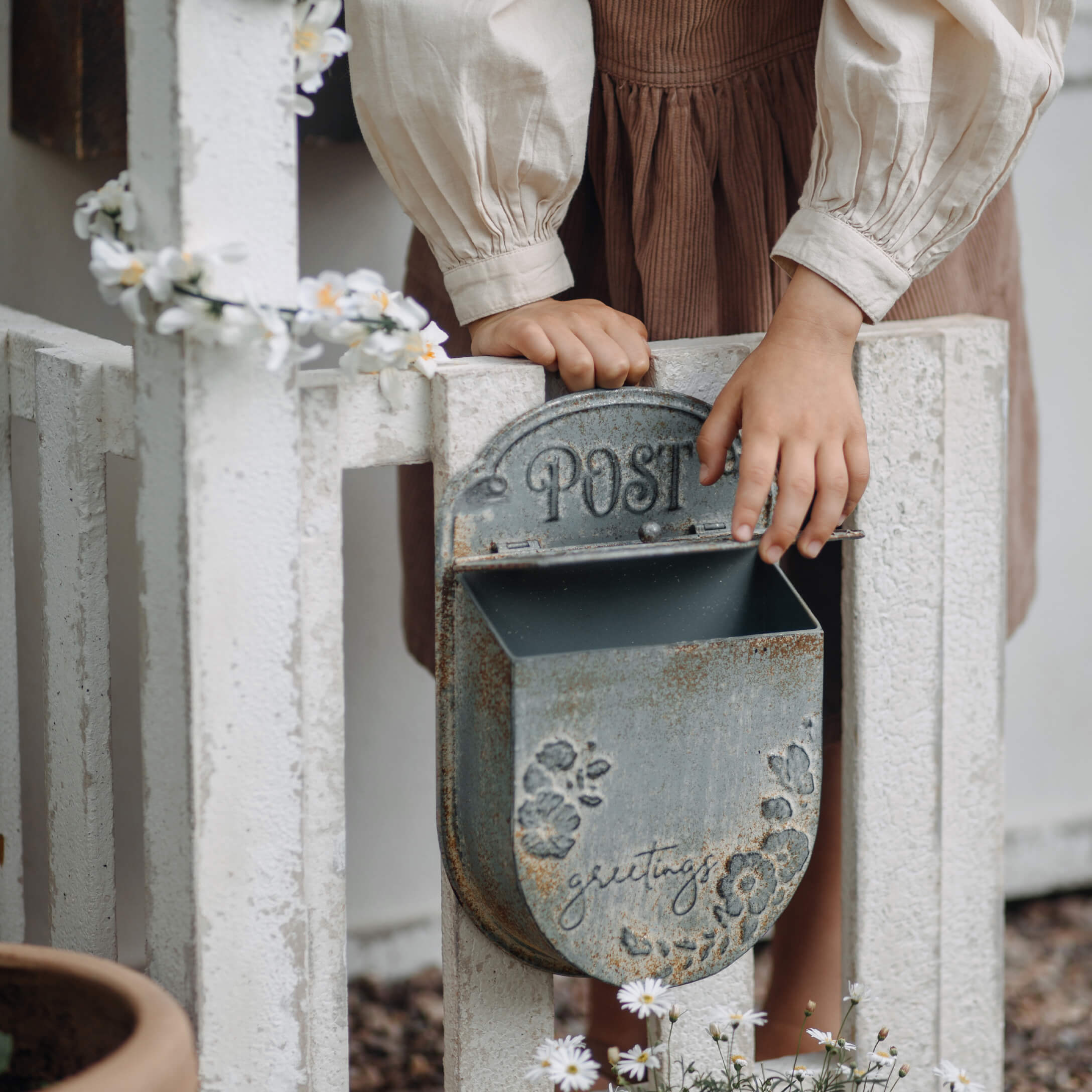 Metalen brievenbus in vintage stijl met POST-opdruk en bloemmotief, grijs verweerd