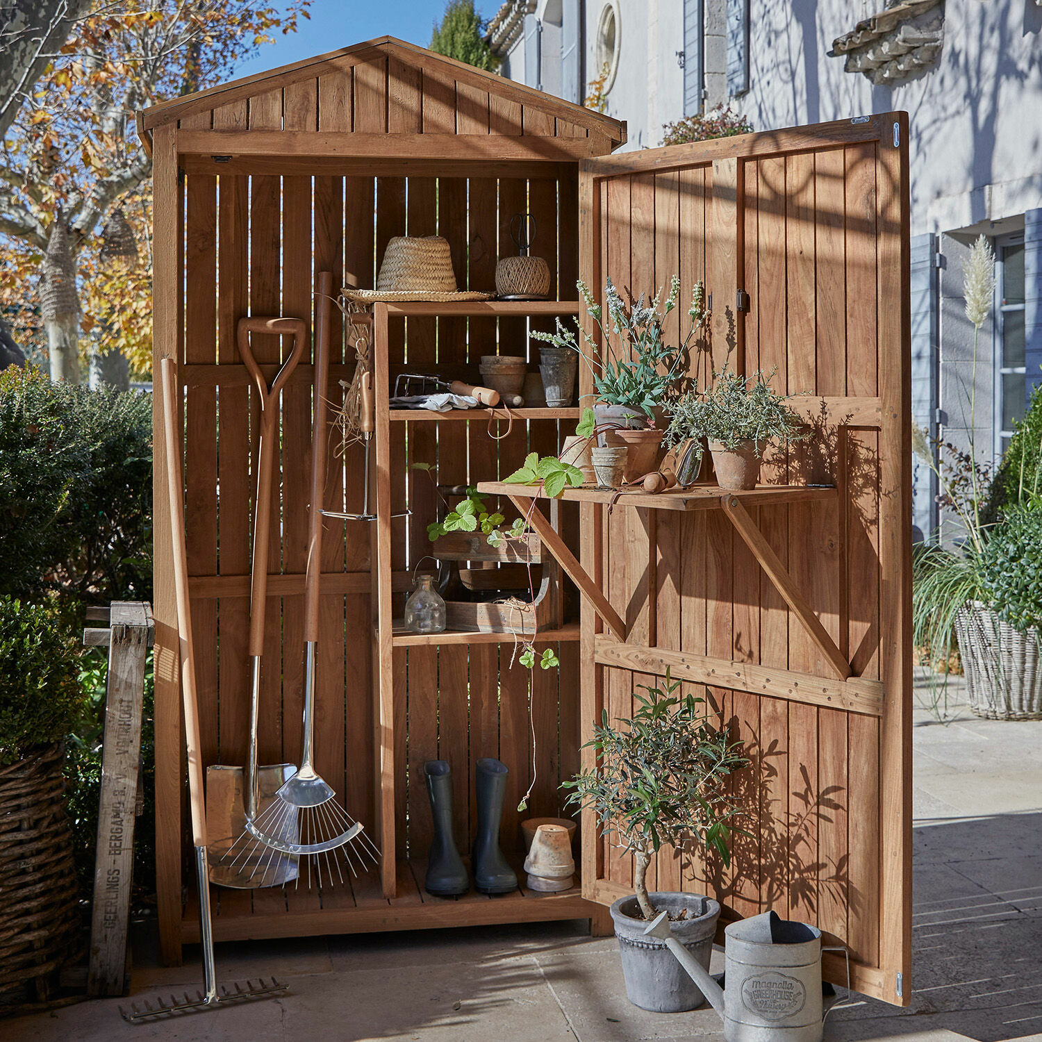 Tuinkast Tomte Houten tuinhuisje met planken en tuingereedschap in natuurlijke houtkleur buiten