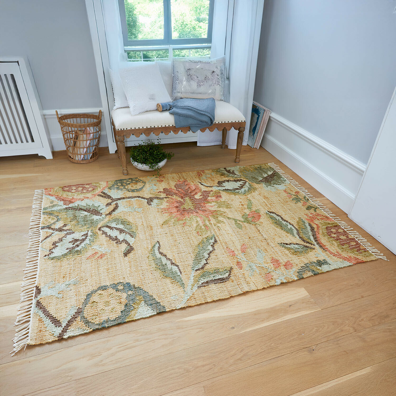 Beige vloerkleed van natuurlijk materiaal met bloemmotief, stijlvolle vloerdecoratie in woonkamer