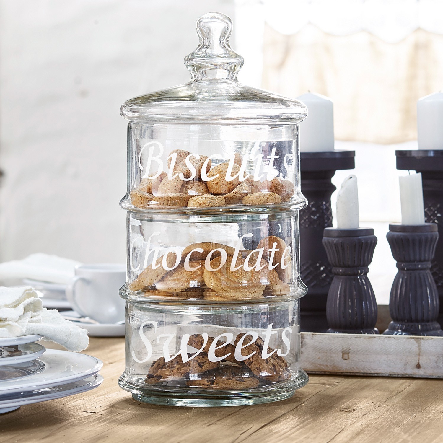Glazen pot Aletta Glazen pot met drie vakken voor koekjes, chocolade en snoep op houten tafel