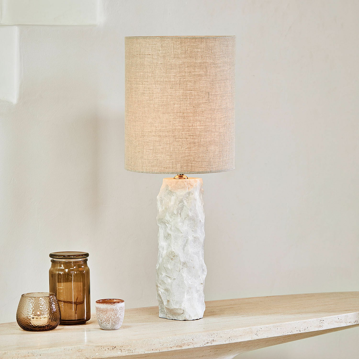 Tafellamp van wit steen met beige kap, interieurdecoratie, woonkamerverlichting