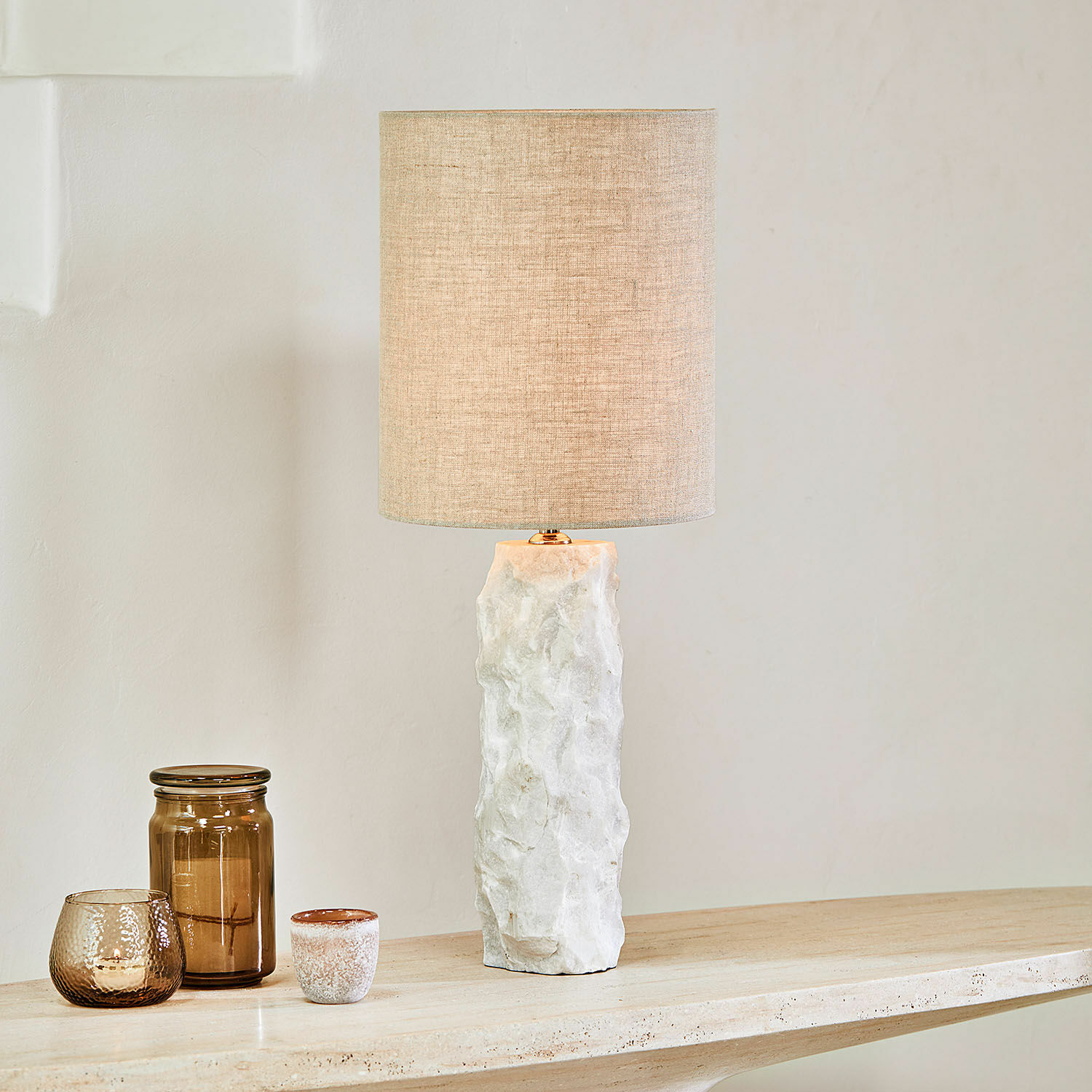 Tafellamp Kalvaya Tafellamp van wit steen met beige kap, interieurdecoratie, woonkamerverlichting