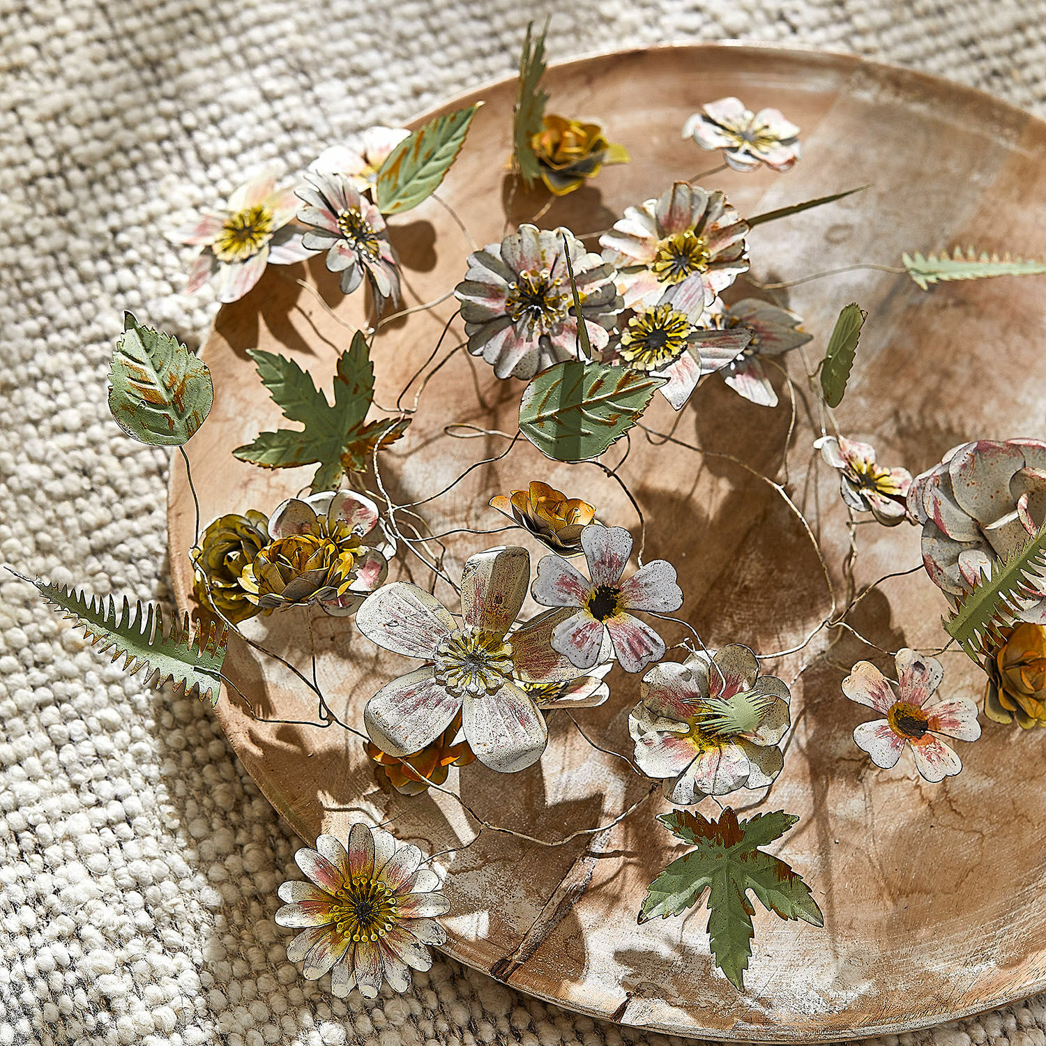Guirlande Urfanne Decoratieve metalen bloemen en bladeren in pasteltinten op houten schaal, interieurdecoratie