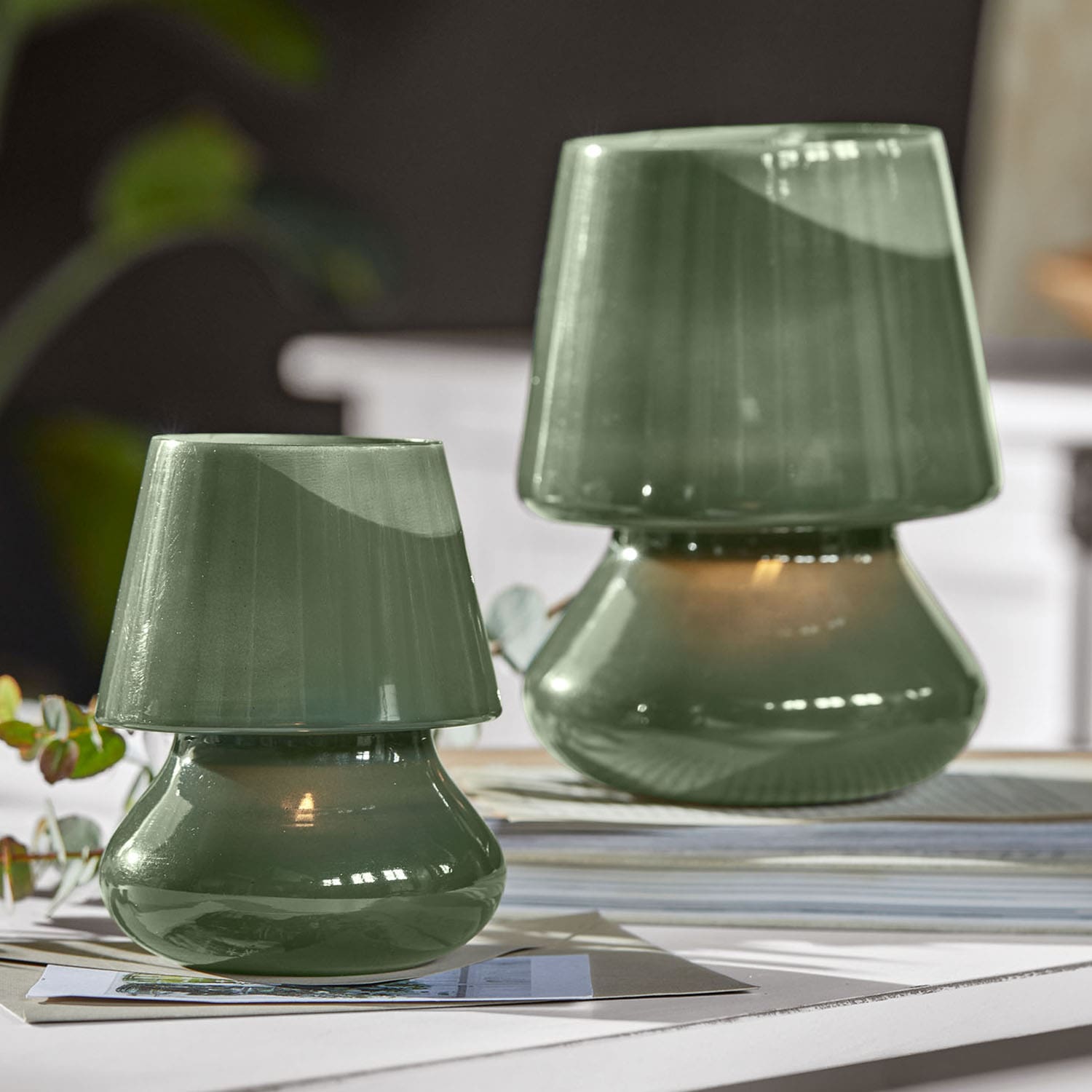Groene keramische tafellampen met modern ontwerp op lichte achtergrond voor interieurdecoratie