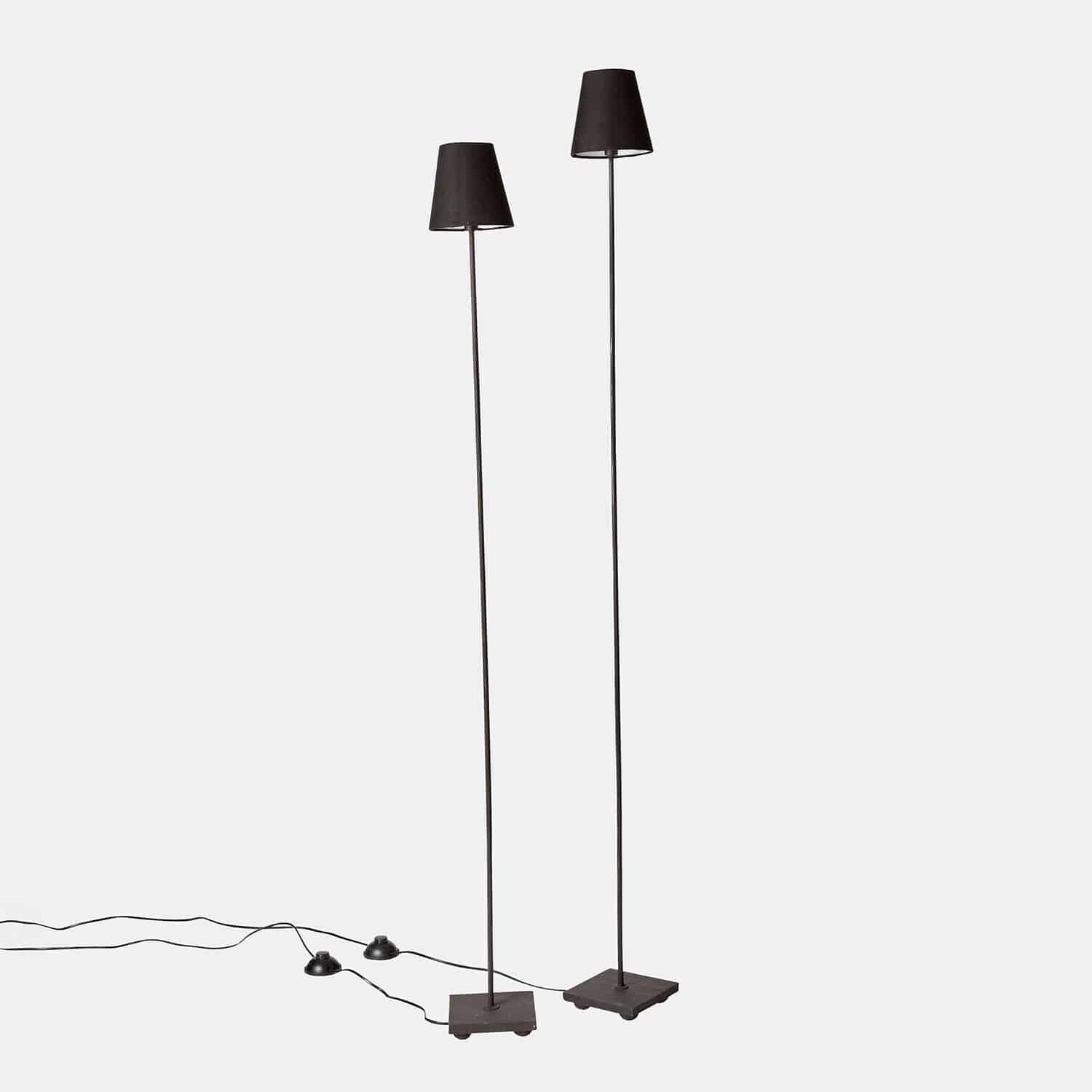 zwart Set van twee zwarte Tacoma vloerlampen met metalen voet en kap, moderne woonkamerverlichting