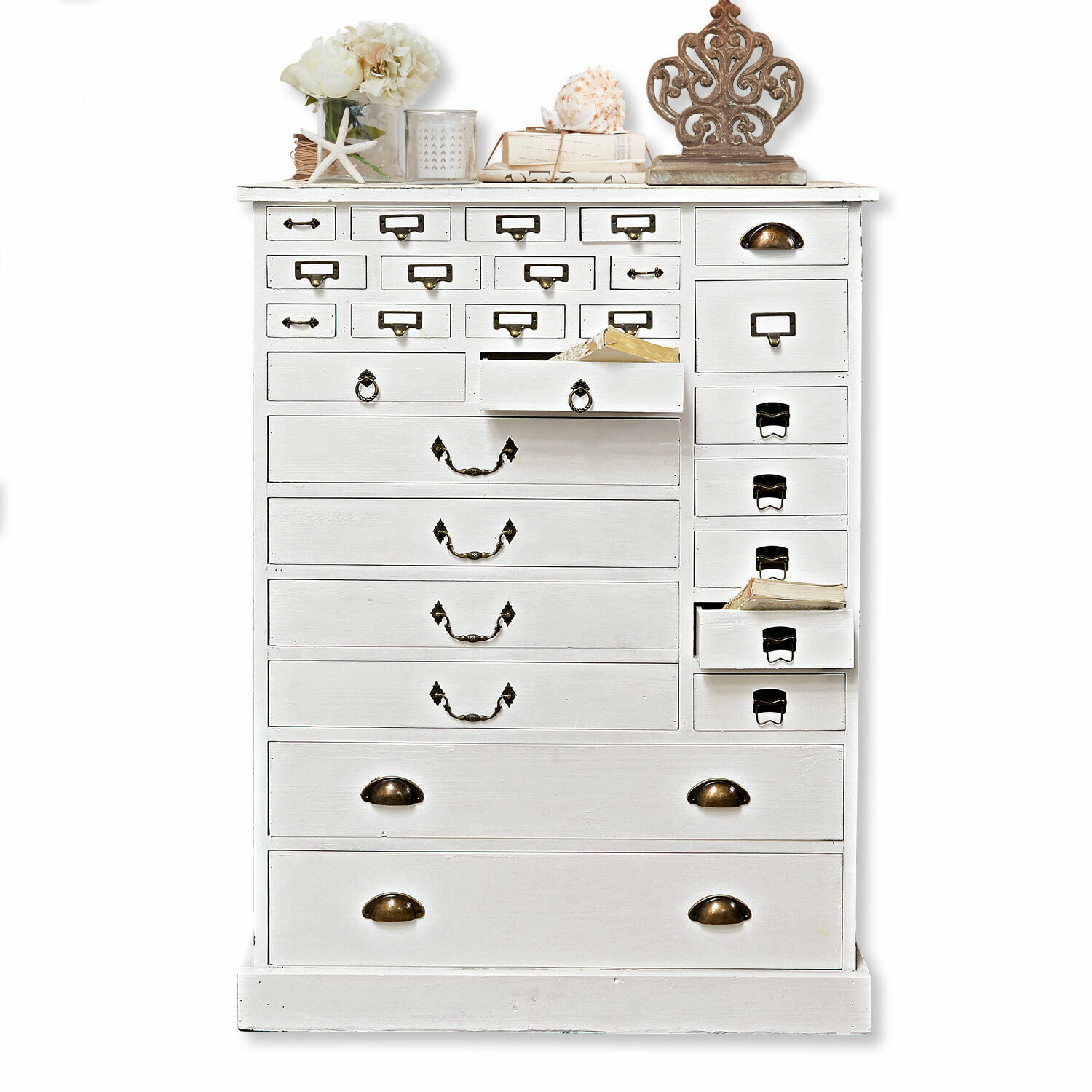 Witte houten Darling-kast met veel lades en metalen handgrepen voor opbergruimte
