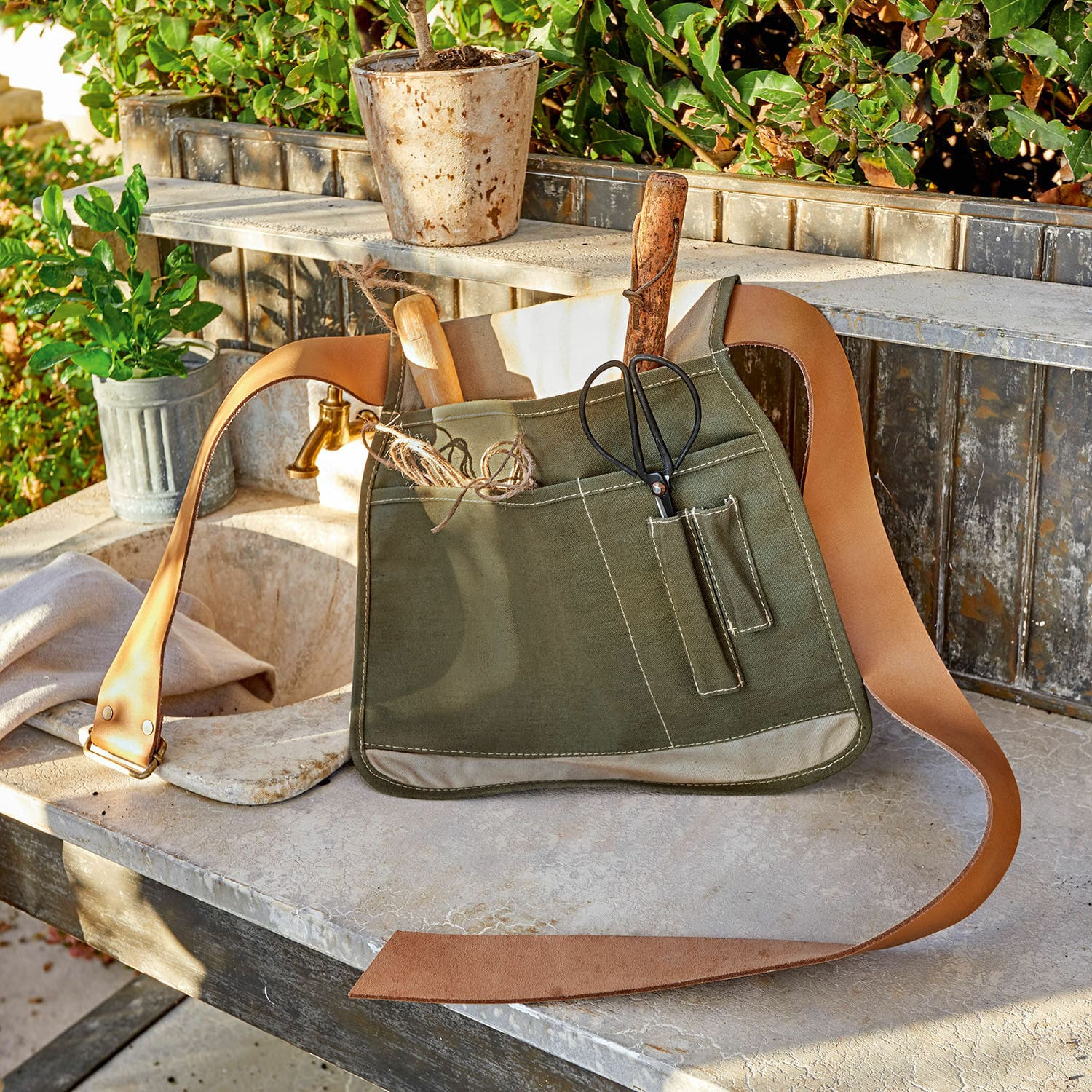 Riem met tuingereedschap Lykke